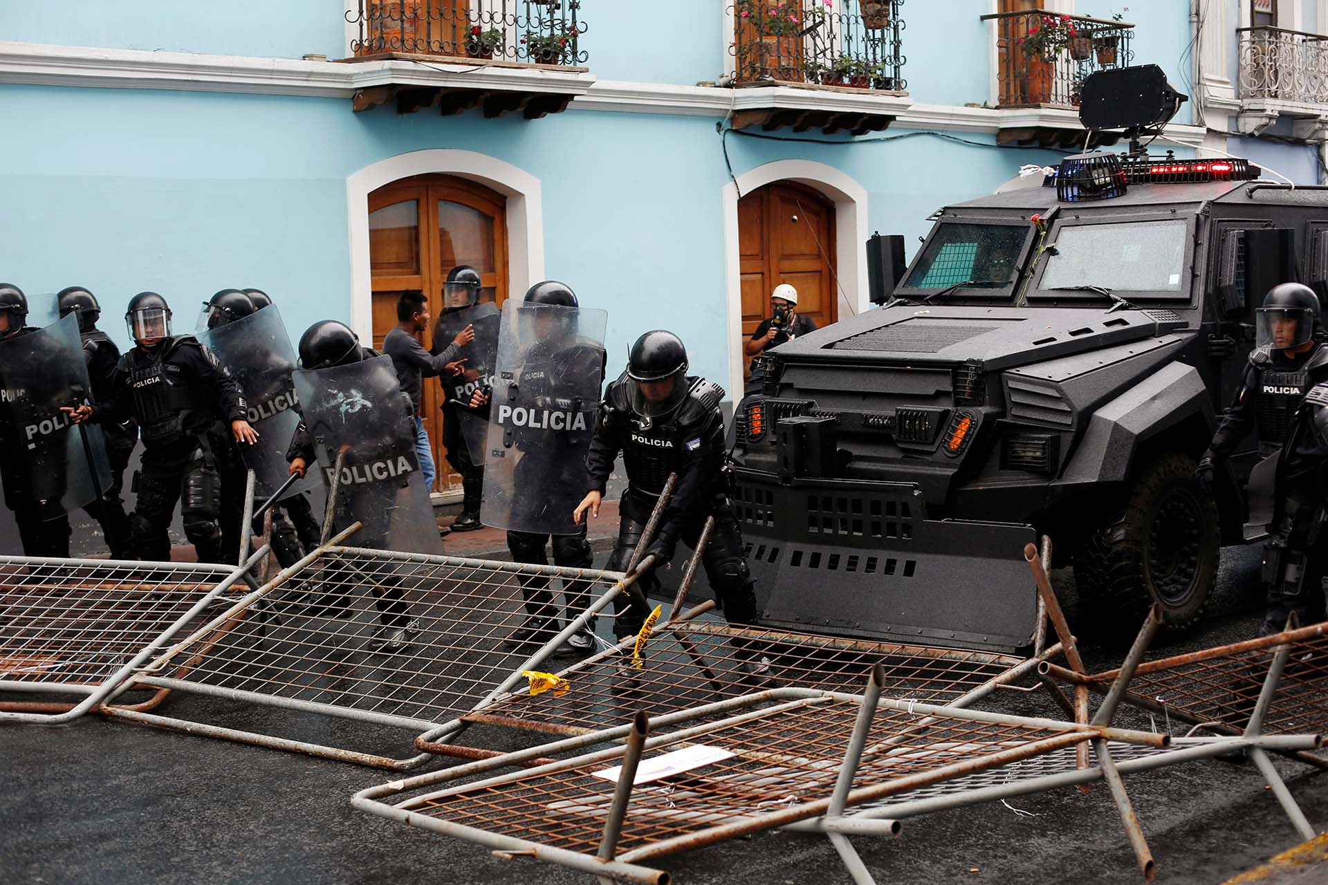 La policía avanza luego de que los manifestantes derribaran las vallas de seguridad (REUTERS/Daniel Tapia)