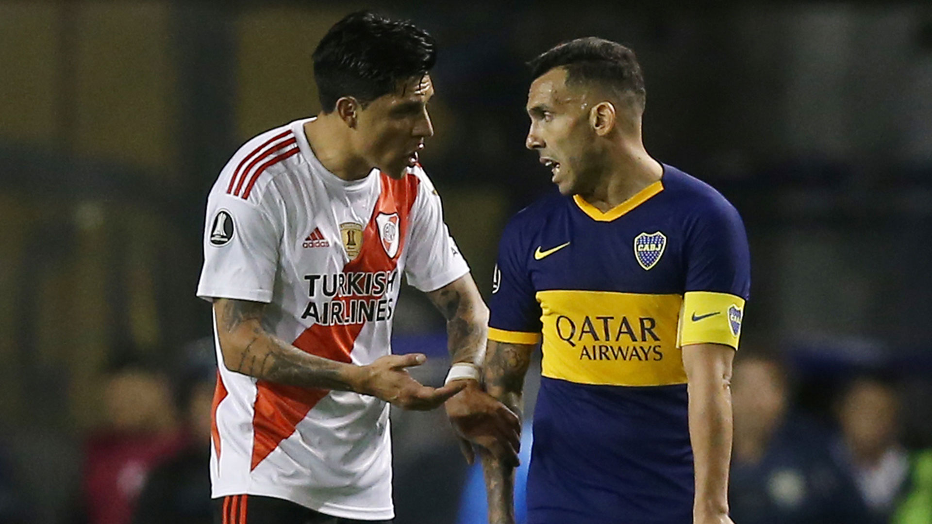 Tevez y Enzo Pérez dialogando, cada uno referente en su equipo