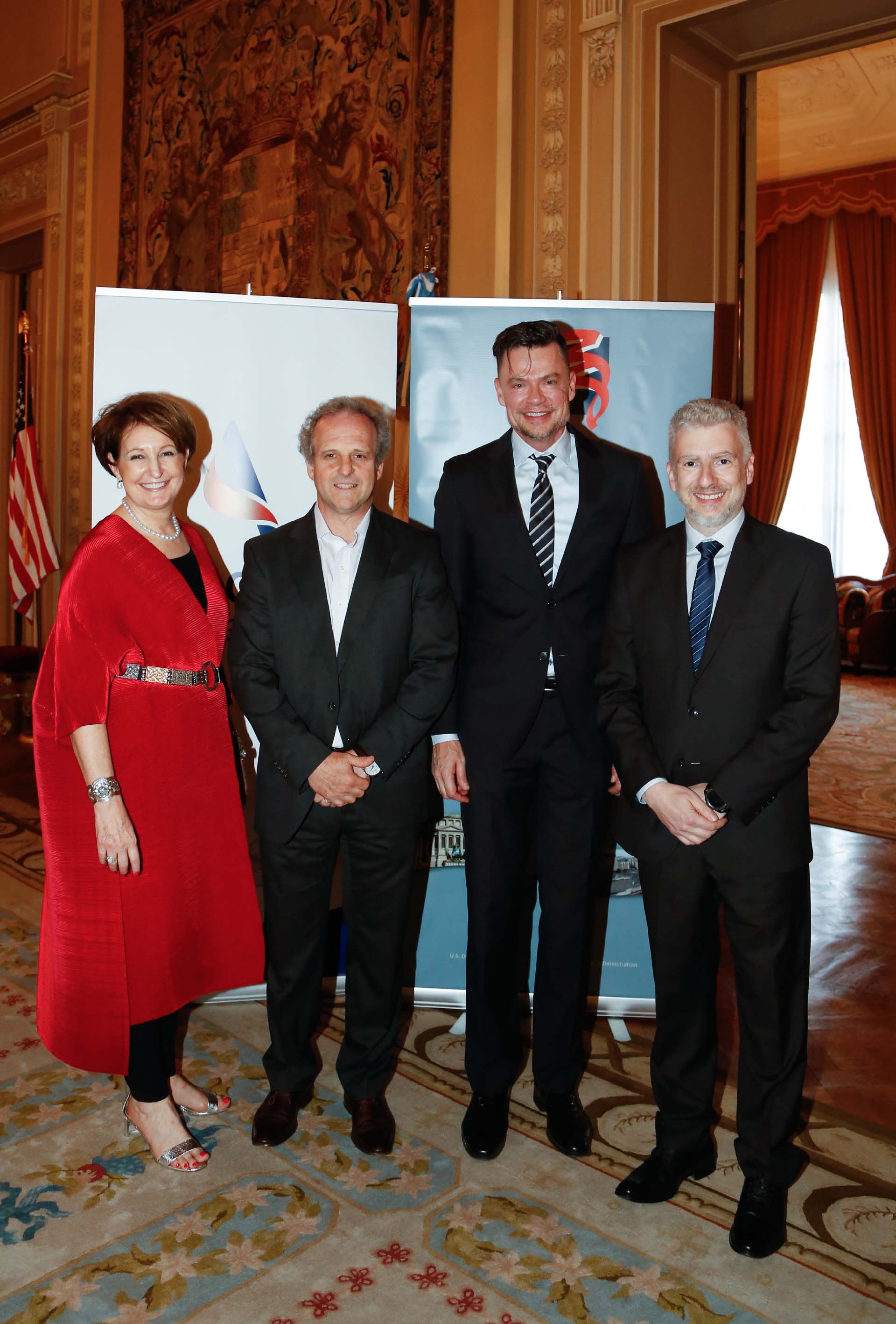 MaryKay Carlson, encargada de Negocios Interina de la embajada de los Estados Unidos en la Argentina; Roberto Alexander, presidente de AmCham Argentina; Rick A. De Lambert, consejero comercial de la embajada de los Estados Unidos en la Argentina, y Luis Guastini, director general de Manpower Group Argentina