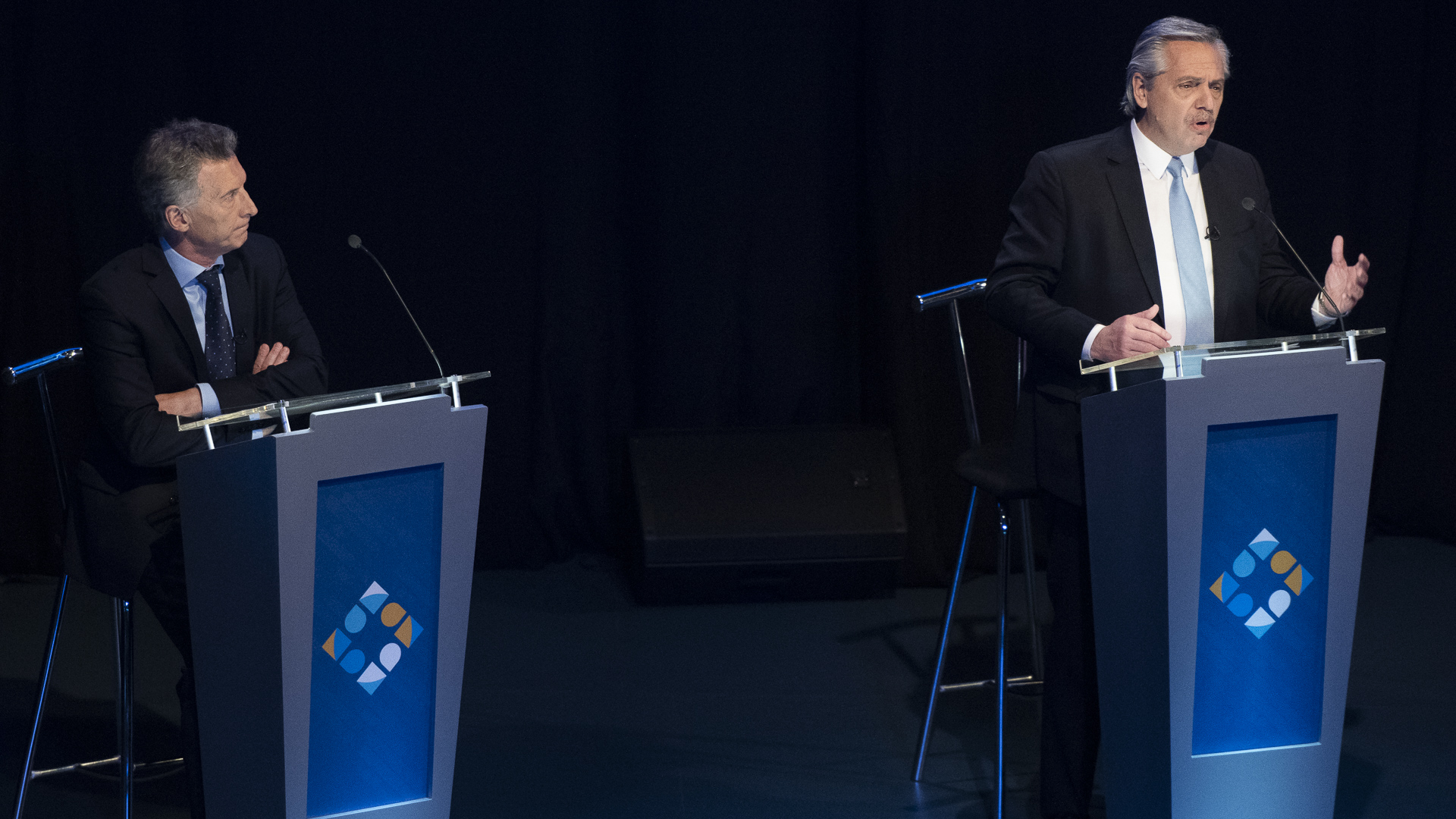 Fernández expone, Macri lo observa a su derecha
