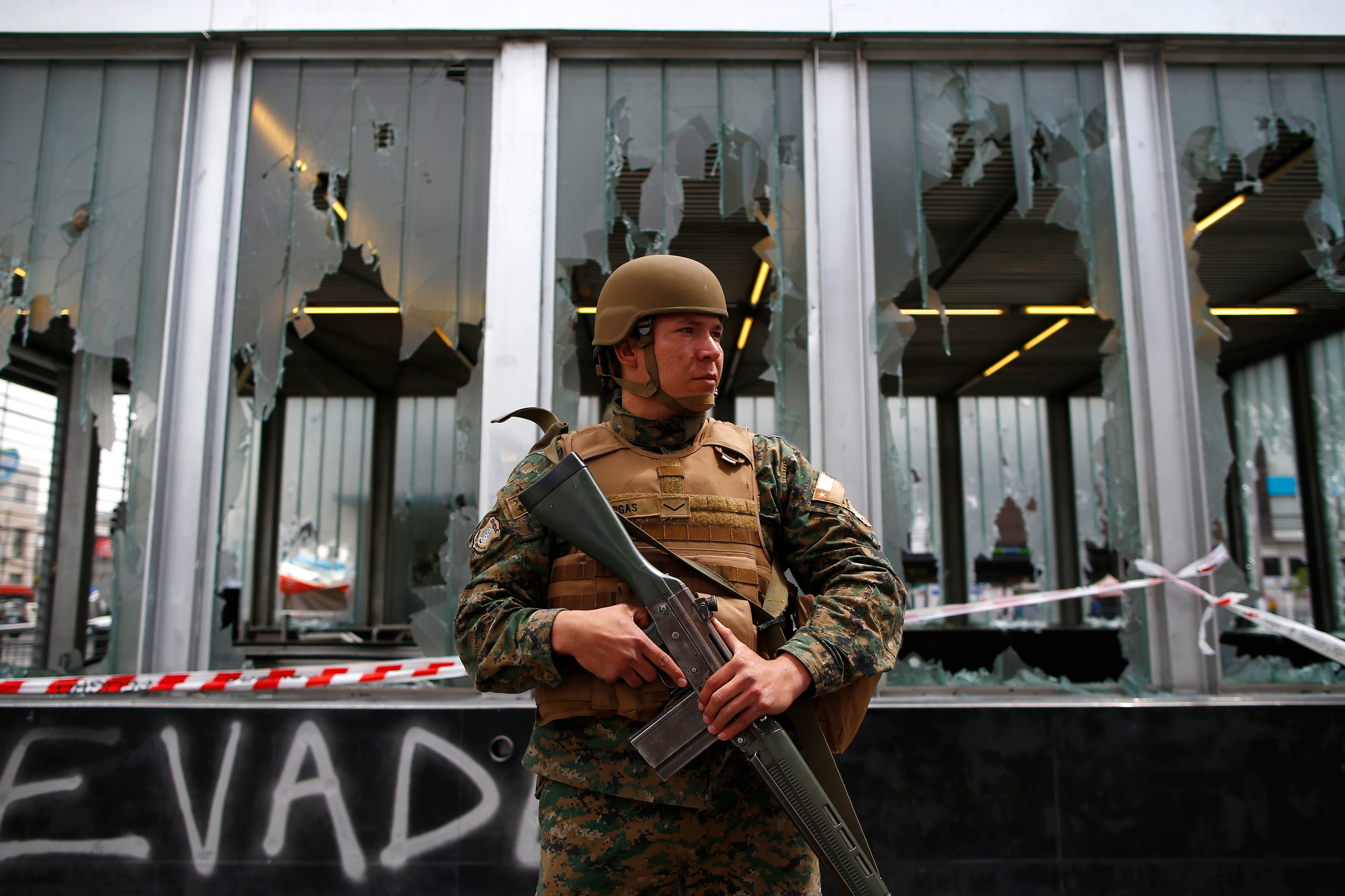 Un soldado chileno vigila la estación Plaza Maipú durante las protestas del sábado