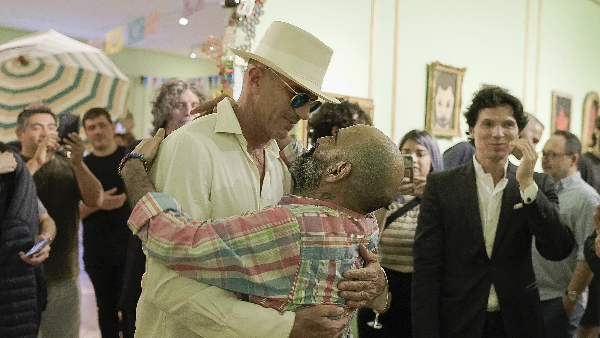 El saludo entre Alan Faena y el artista plástico