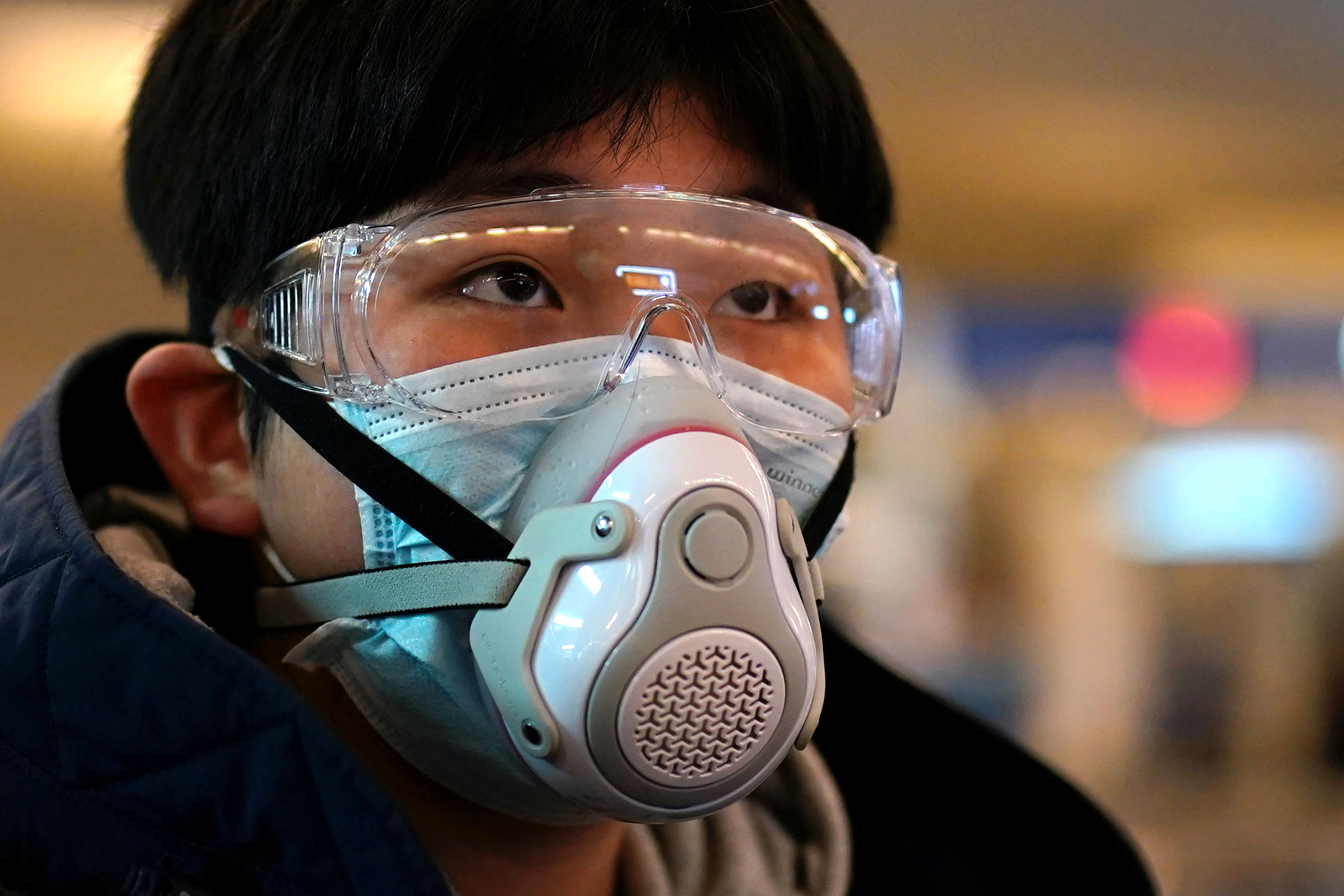 Un hombre en Wuhan con una máscara sofisticada para evitar contagio del coronavirus