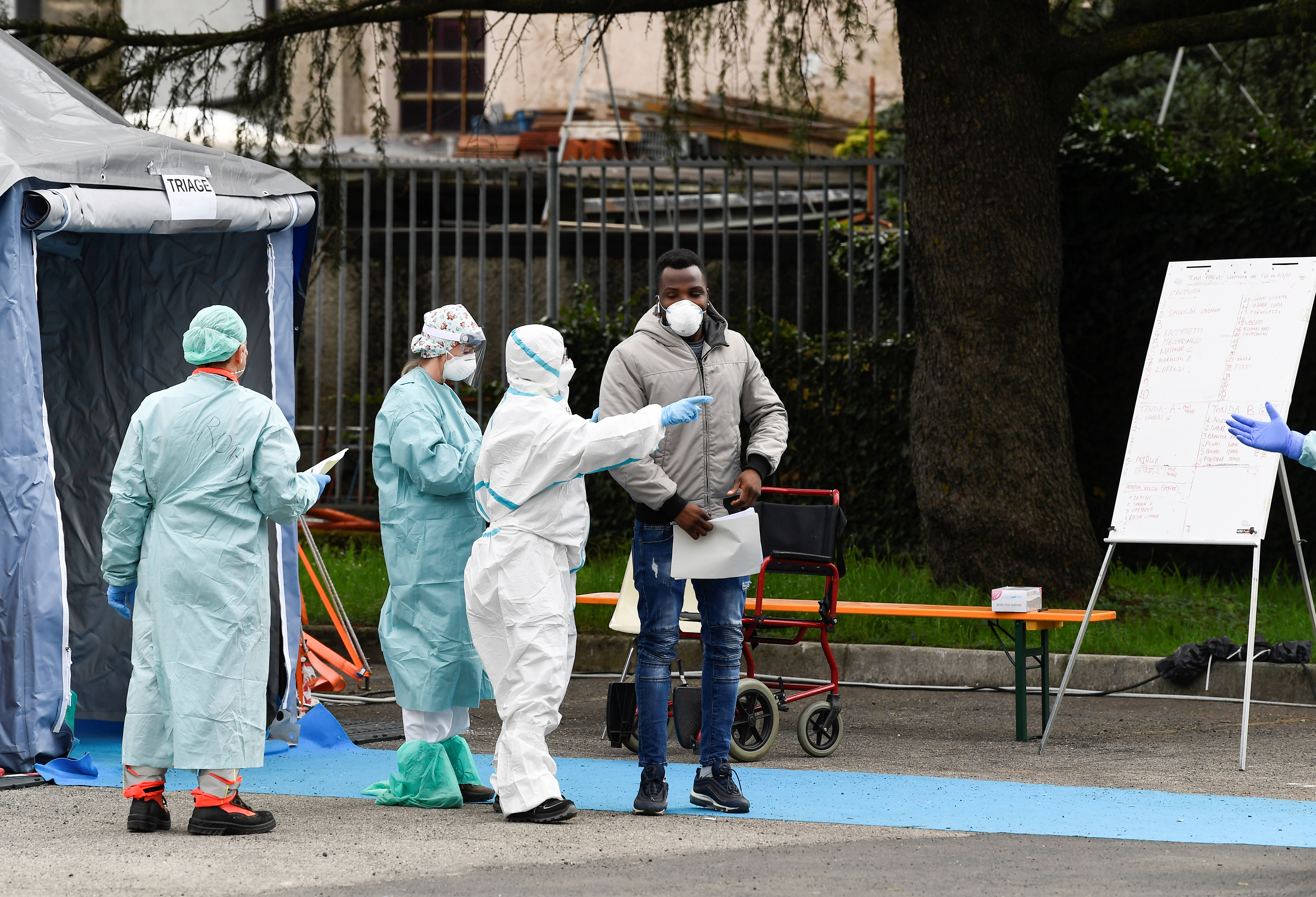 Un paciente atendido en el hospital Spedali Civili de Brescia (REUTERS/Flavio Lo Scalzo)