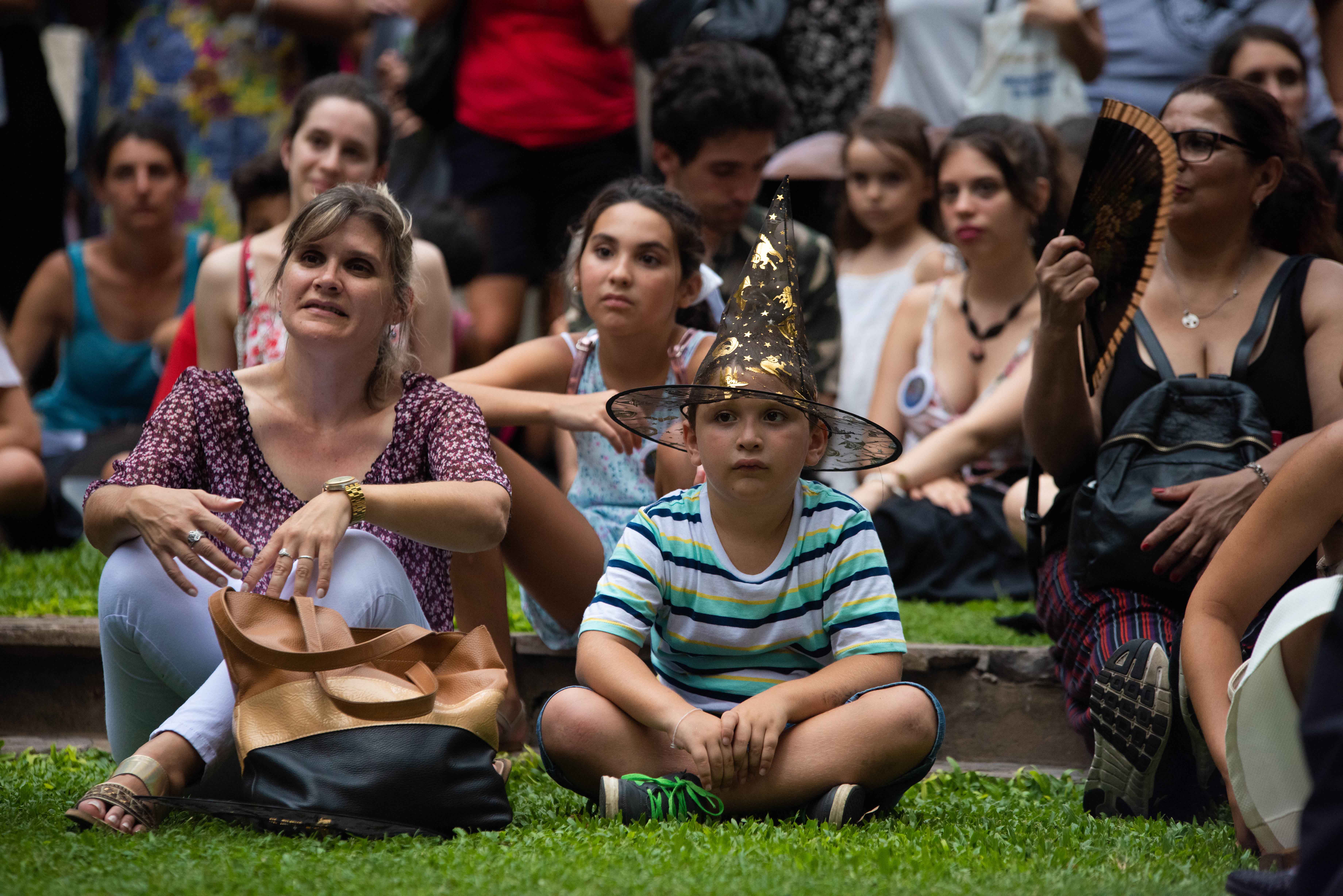 Pasadas las 19 el público se junto a los pies de la escalera de la residencia para comenzar con las actividades más esperadas: la trivia y el concurso de cosplay