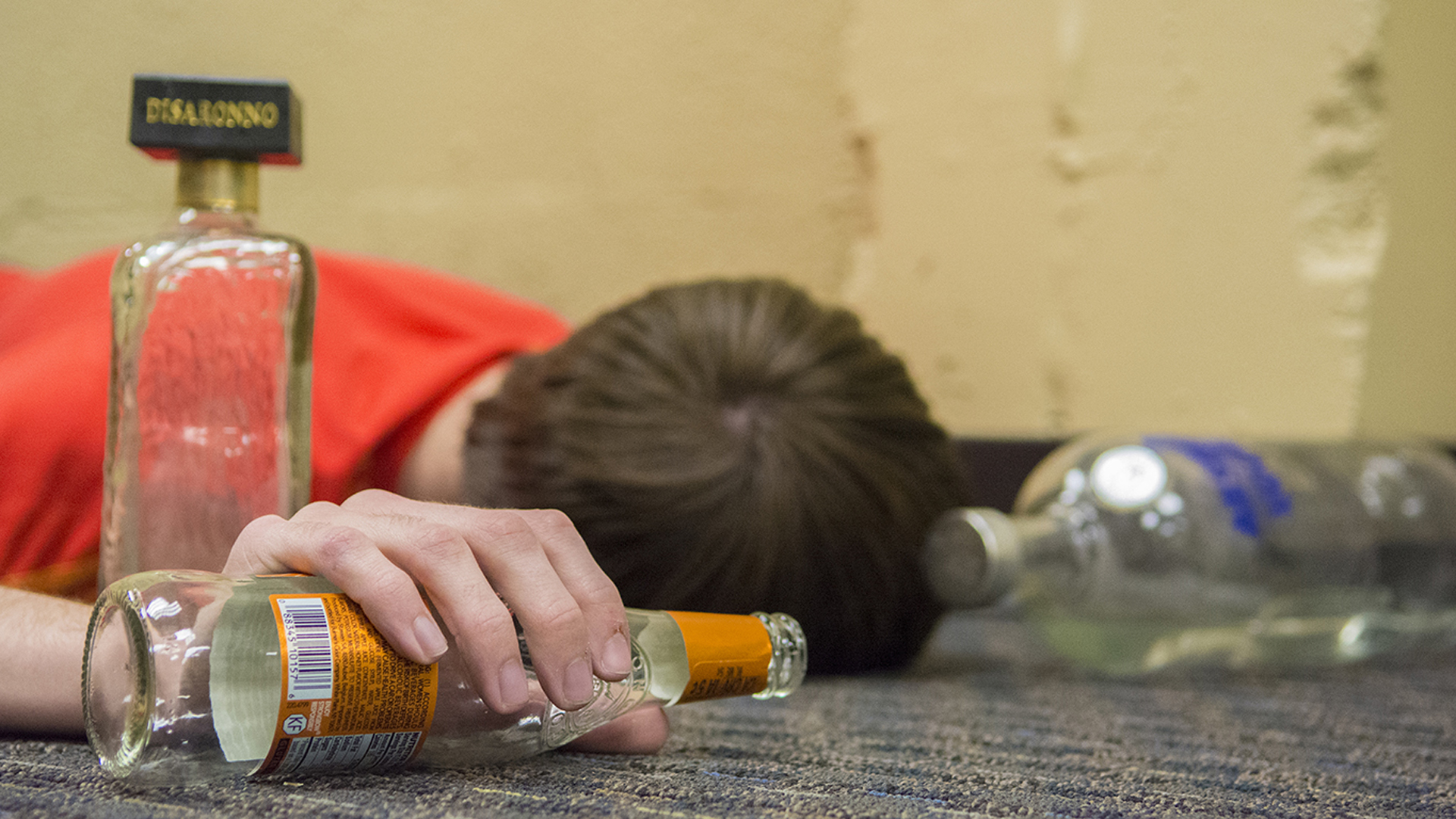 Mezcla de bebidas e ingesta en exceso, la peligrosa conducta de los jóvenes en las previas