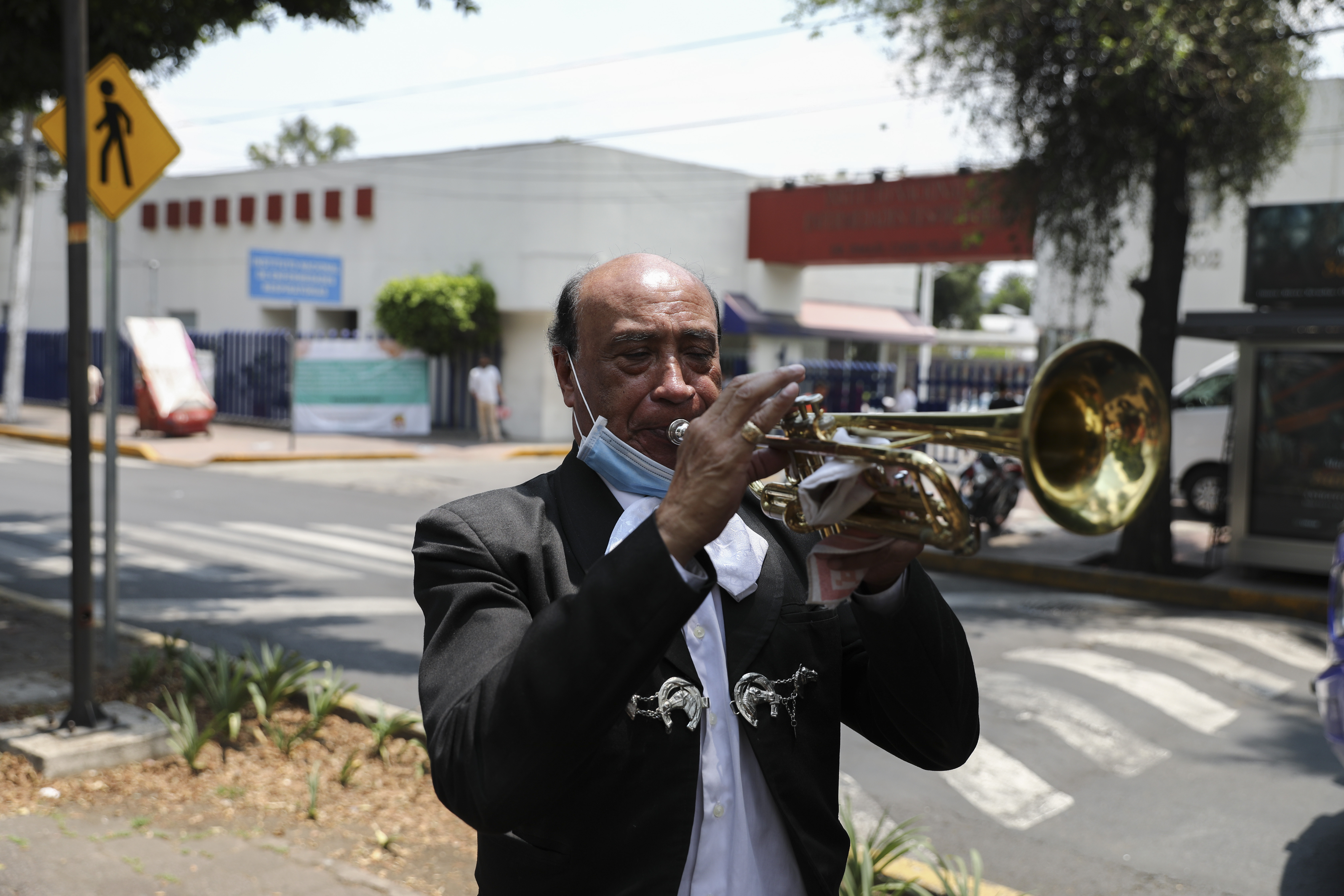 La serenata fue organizada por el Museo del Tequila y el Mezcal con el objetivo de alentar al personal médico y enfermo y a todo México durante la pandemia de COVID-19.