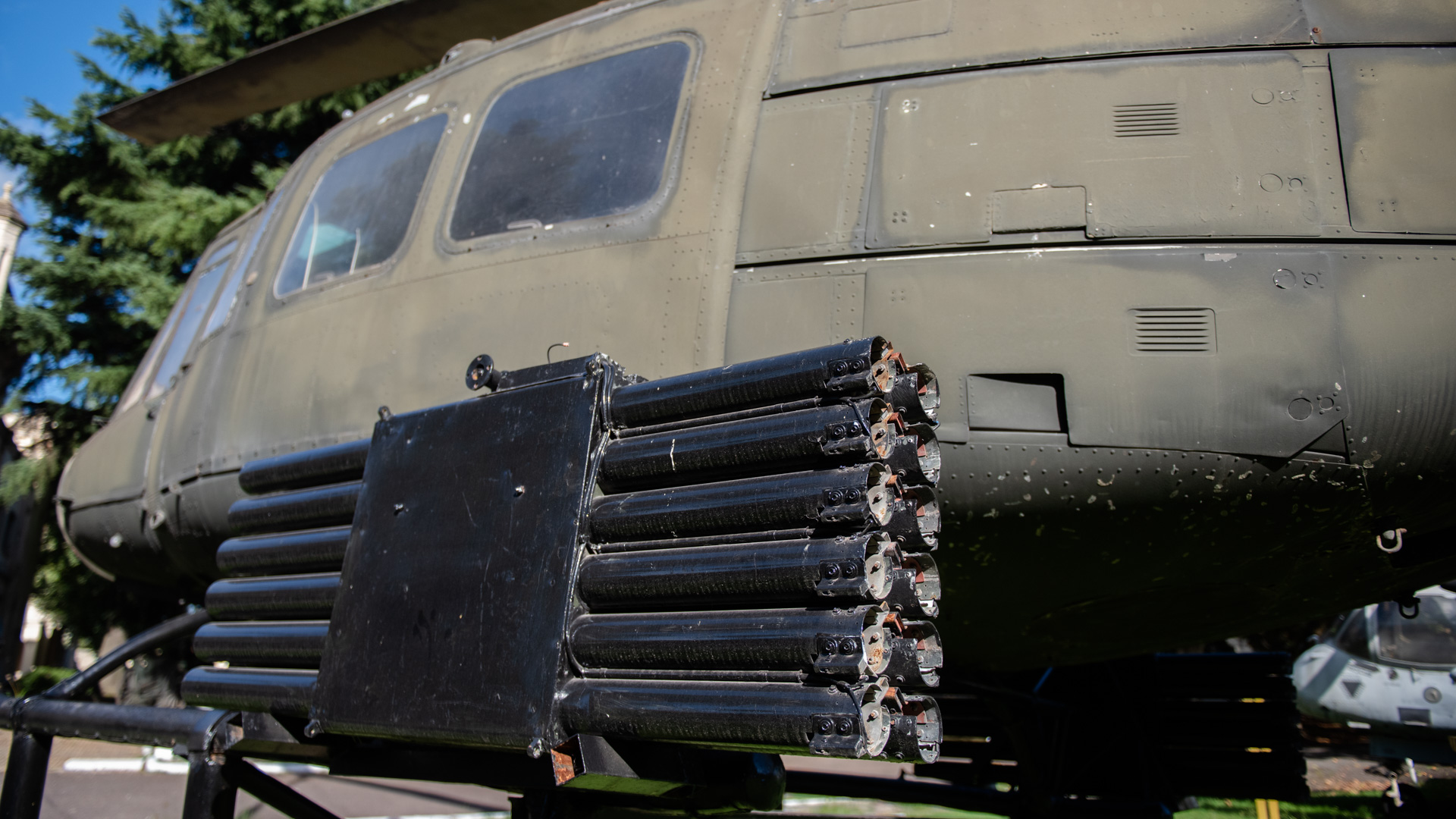Detalle del equipamiento ofensivo instalado en los helicópteros Bell UH-1H del Ejército Argentino