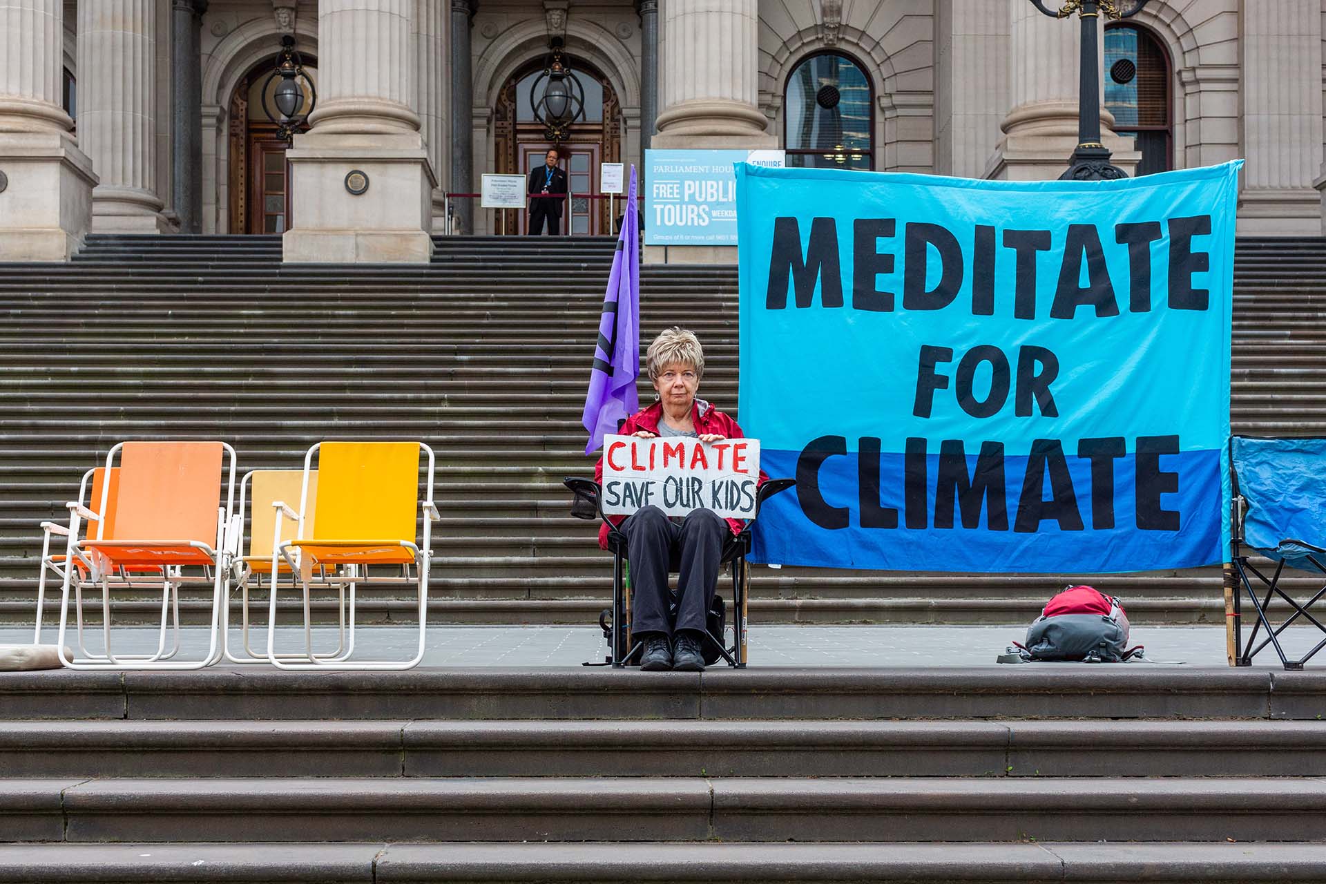 Los activistas de la Rebelión de la Extinción comenzaron a reunirse en ciudades de Australia y Nueva Zelanda el 7 de octubre para comenzar una quincena de desobediencia civil global que exige que los gobiernos tomen medidas urgentes sobre el cambio climático. (Foto por ASANKA BRENDON RATNAYAKE / AFP)