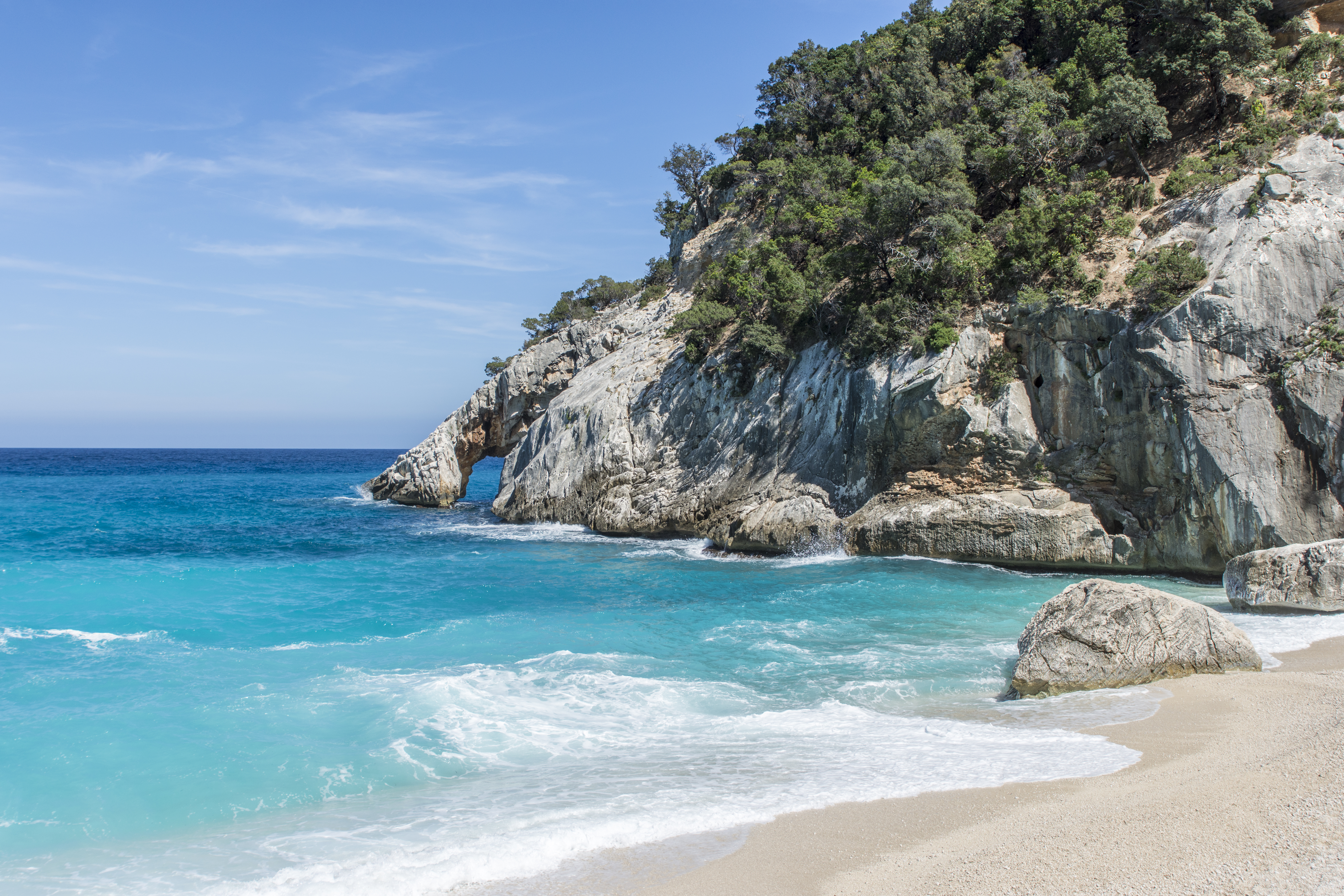 La playa, una de las más sugerentes de Cerdeña, fue creada por un deslizamiento de tierra en 1962. Su complicado acceso implica o llegar por mar hasta la pequeña playa, o hacer un trekking para llegar a la parte alta donde se disfrutan las vistas del pico Le figlie della Aguglia, con su pináculo afilado. Desde 1993 Cala Goloritze es Monumento Natural de Cerdeña y propuesto patrimonio Nacional de Italia