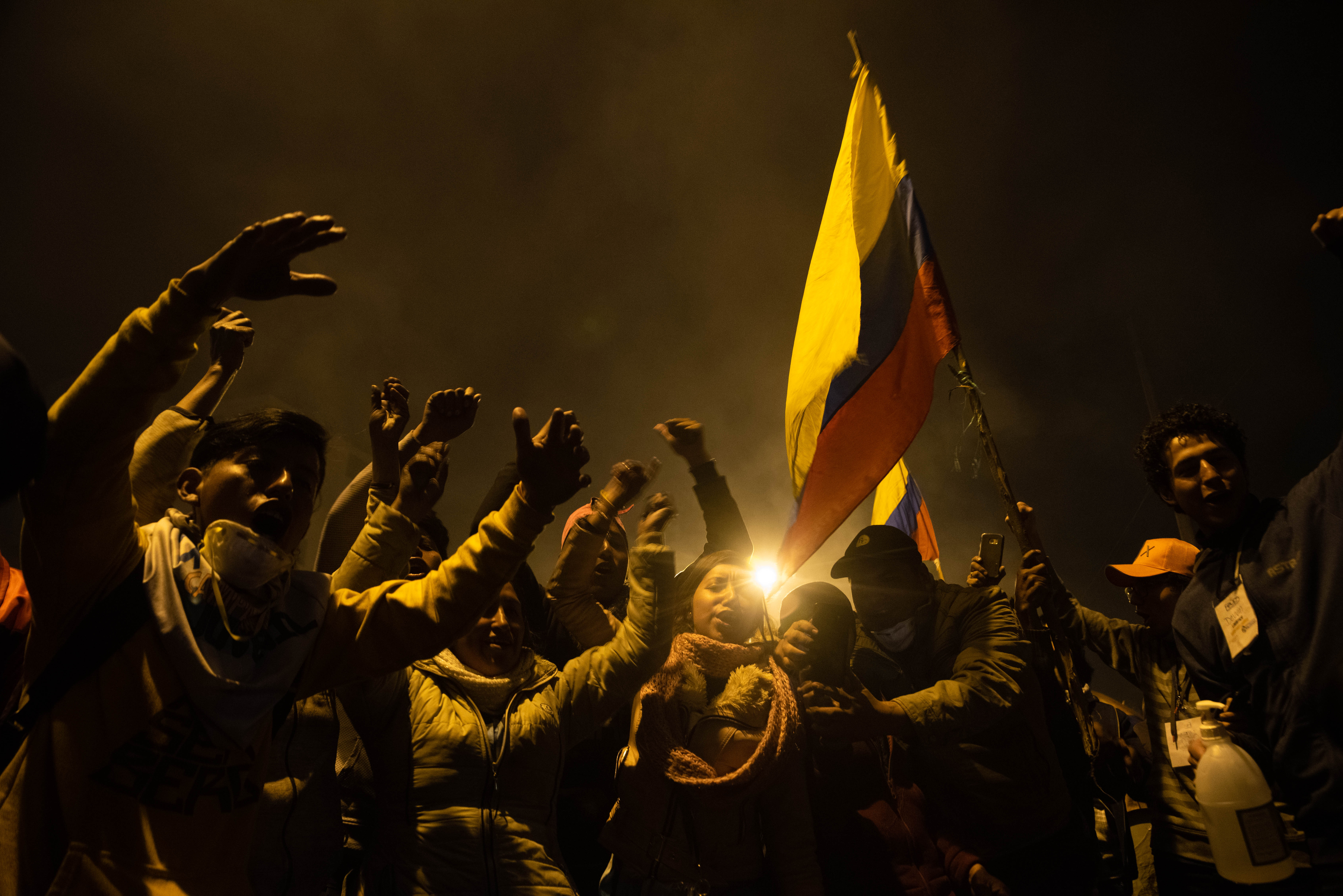 Miles de personas salieron a juntarse en las calles de Quito en pleno toque de queda para festejar que el presidente ecuatoriano llegara un acuerdo con Conaie y derogará el decreto 883.