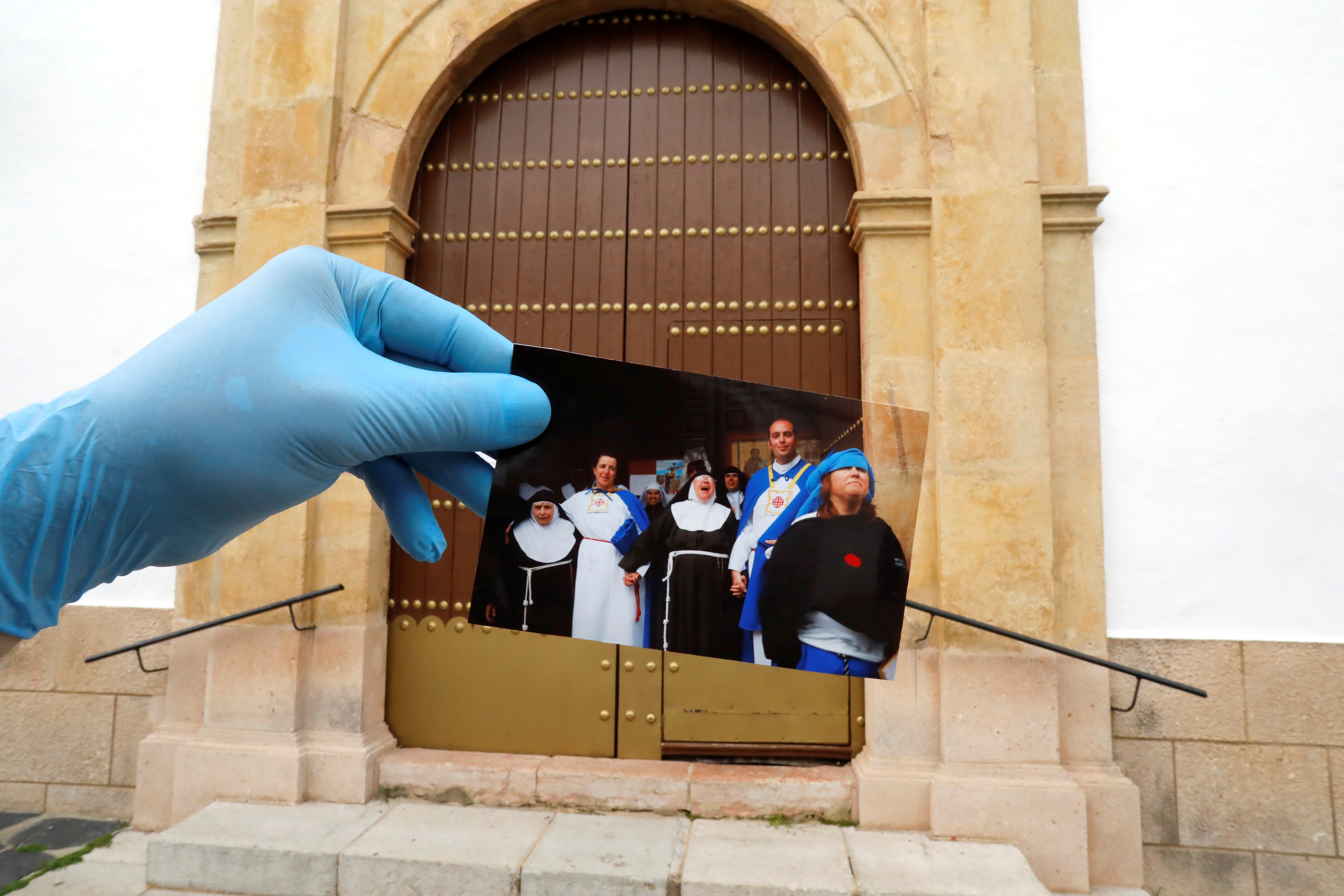 Monjas y penintentes observaban la procesión, cancelada para este año