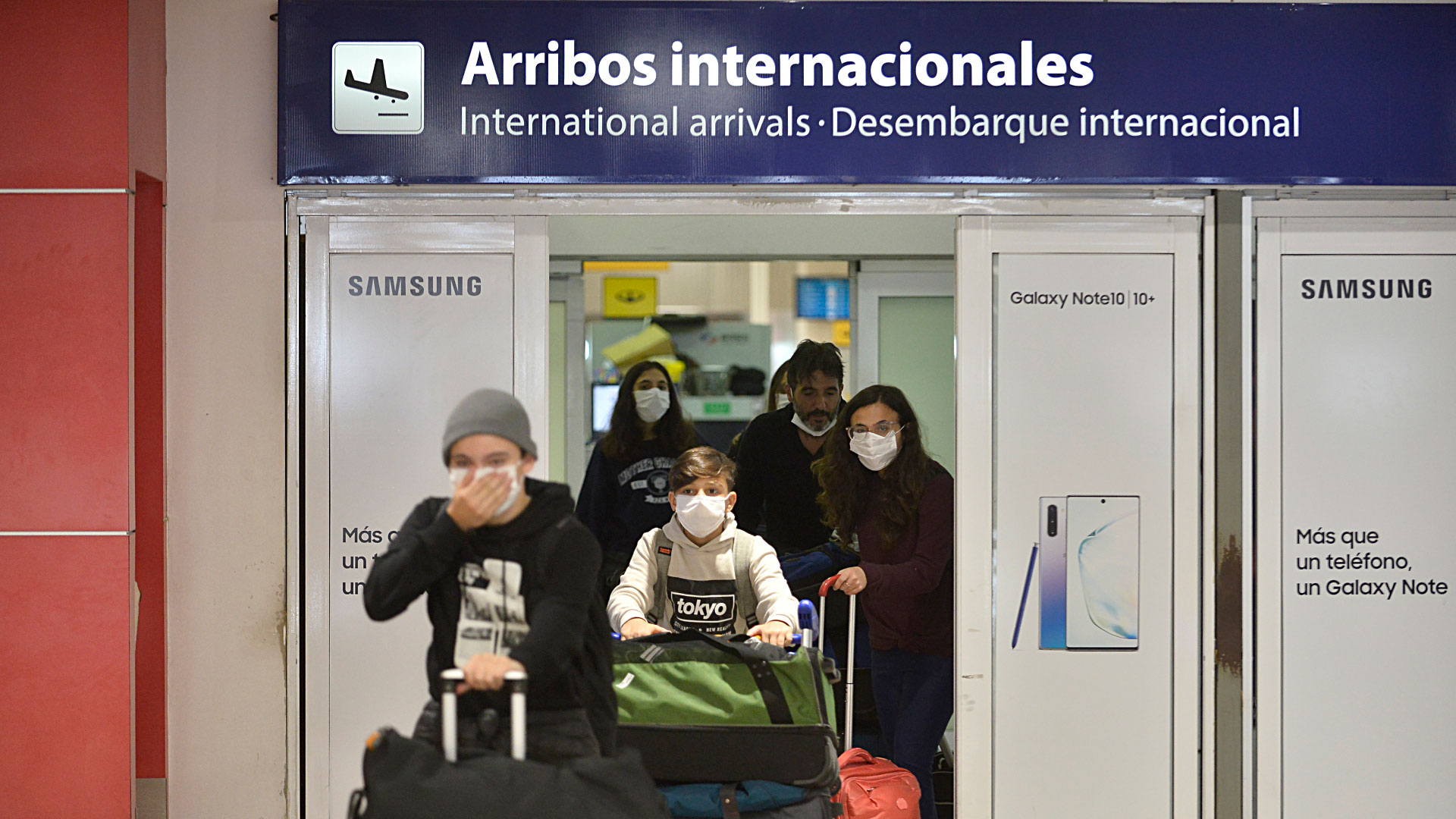 Antes de descender, a los pasajeros se les pidió completar una declaración jurada donde les preguntaron en qué países habían estado recientemente, si tuvieron algún contacto con personas infectadas o si tienen síntomas compatibles con la enfermedad