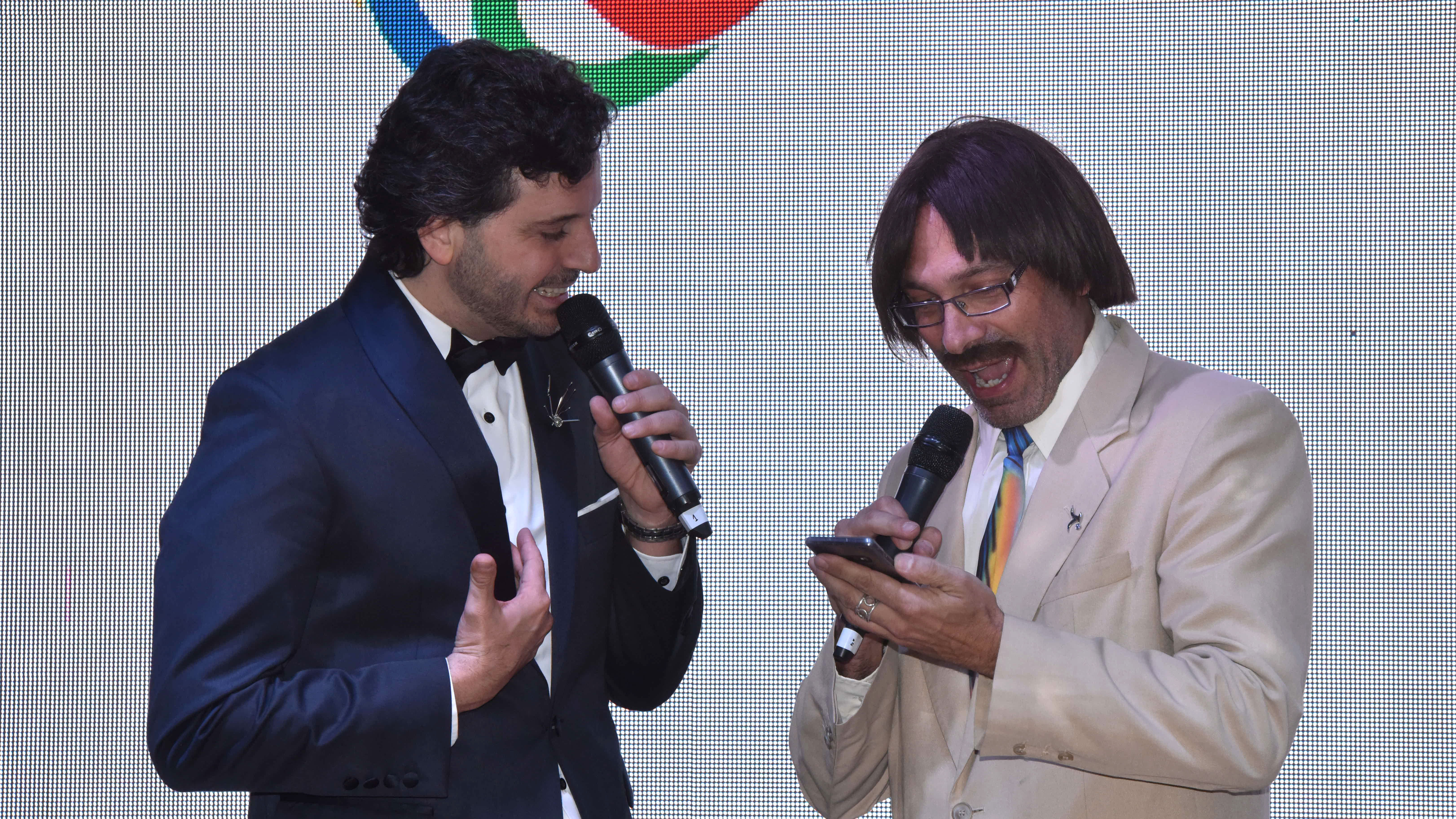 Juliián Labruna junto a Freddy Villarreal durante su show