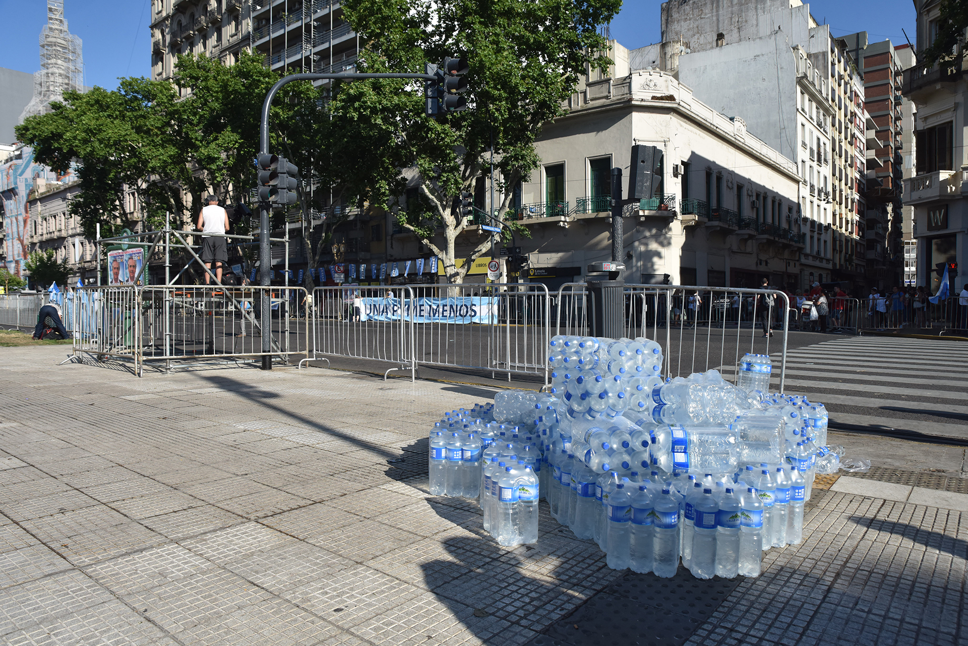 El Servicio Meteorológico Nacional pronosticó una temperatura máxima de 38 grados. Por ese motivo, repartirán agua en las esquinas del centro porteño