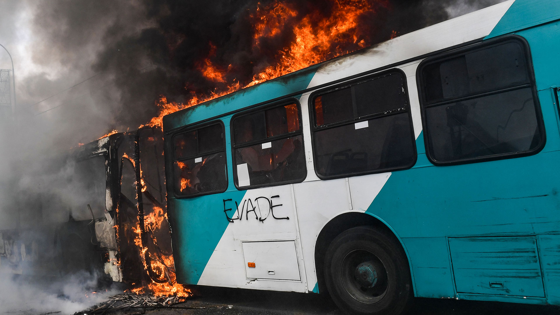 Un autobús en llamas con la palabra