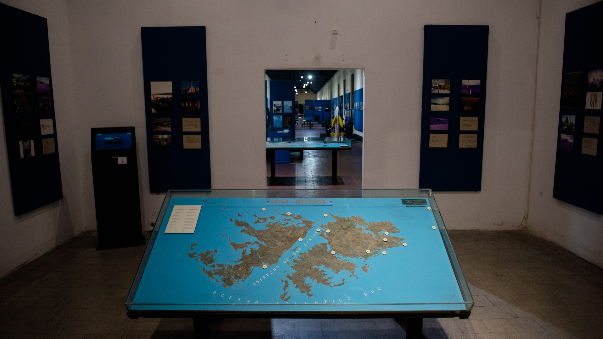 En el extenso espacio museográfico se pueden encontrar mapas donde es posible ubicar las zonas donde se desarrollaron los combates