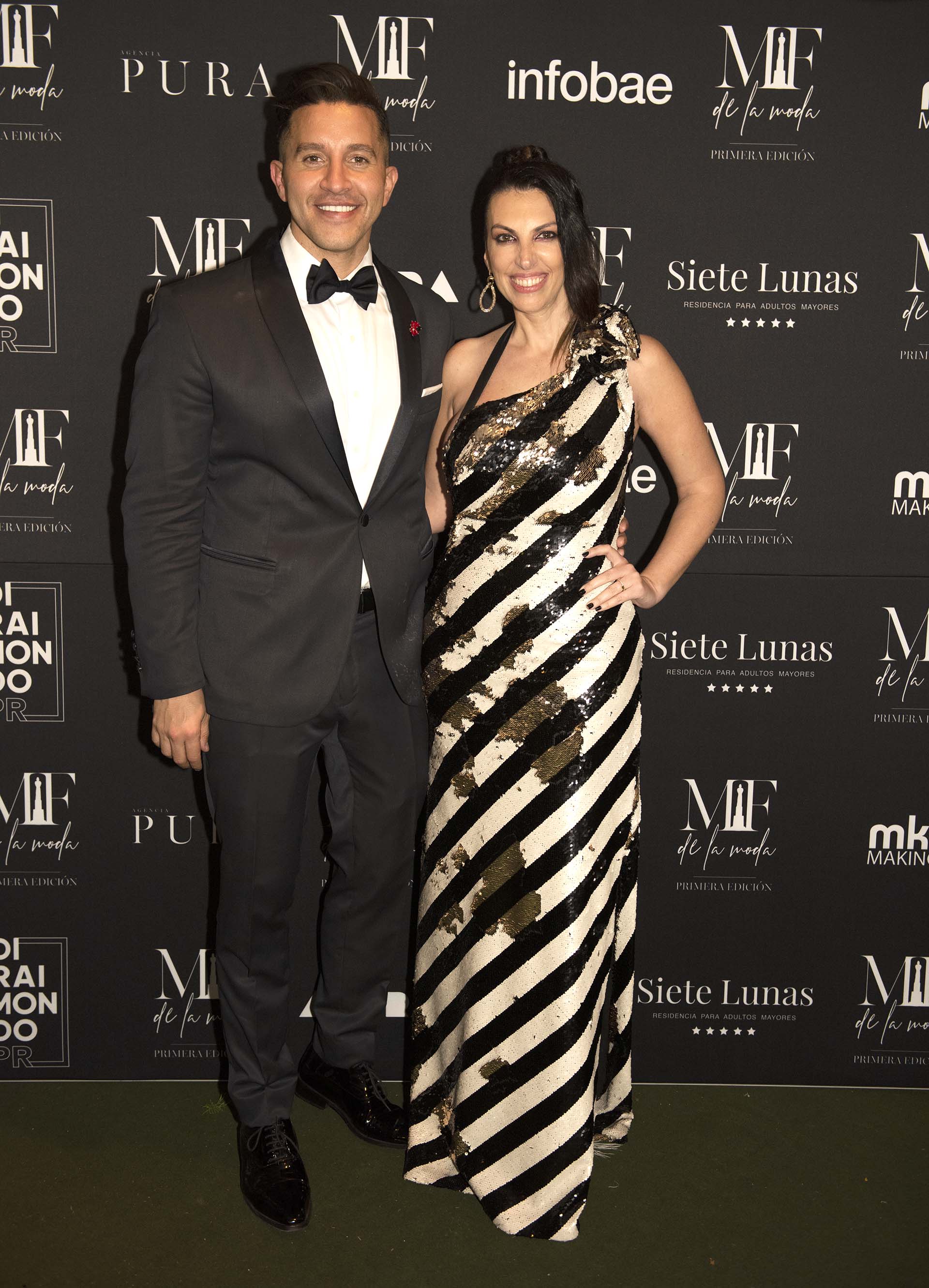 Nicolás Di Raimondo y Lorena Yañez, organizadores de Martín Fierro de la moda 2019. Yañez lució un vestido de la diseñadora María Gorof