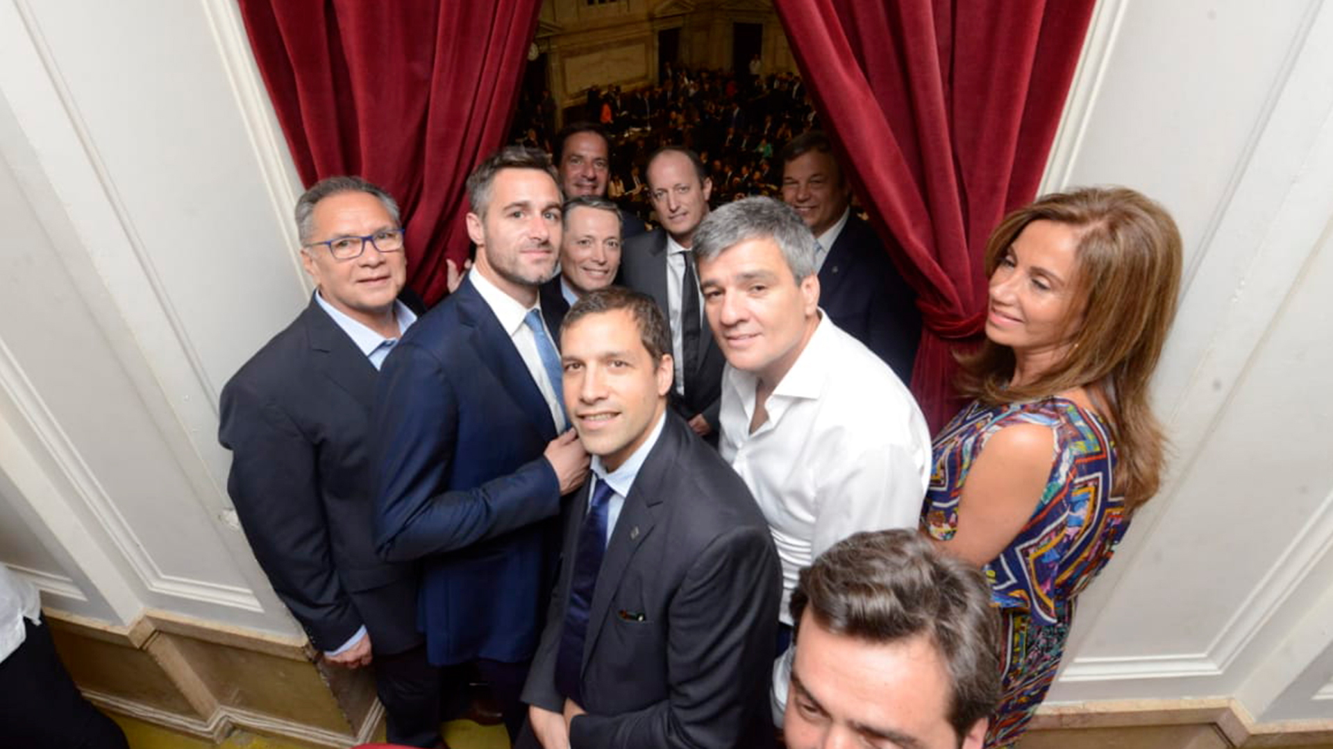 Intendentes K en uno de los palcos del recinto: Mariano Cascallares (Almirante Brown), Juan Horacio Zabaleta (Hurlingham), Fernando Gray (Esteban Echeverría), Martín Insaurralde (Lomas de Zamora), Dulce Granados (Diputada) , Juan Pablo de Jesús (partido de La Costa, Alberto Descalzo (Ituzaingó), Ariel Sujarchuk (Escobar) y Leonardo Boto (Luján)