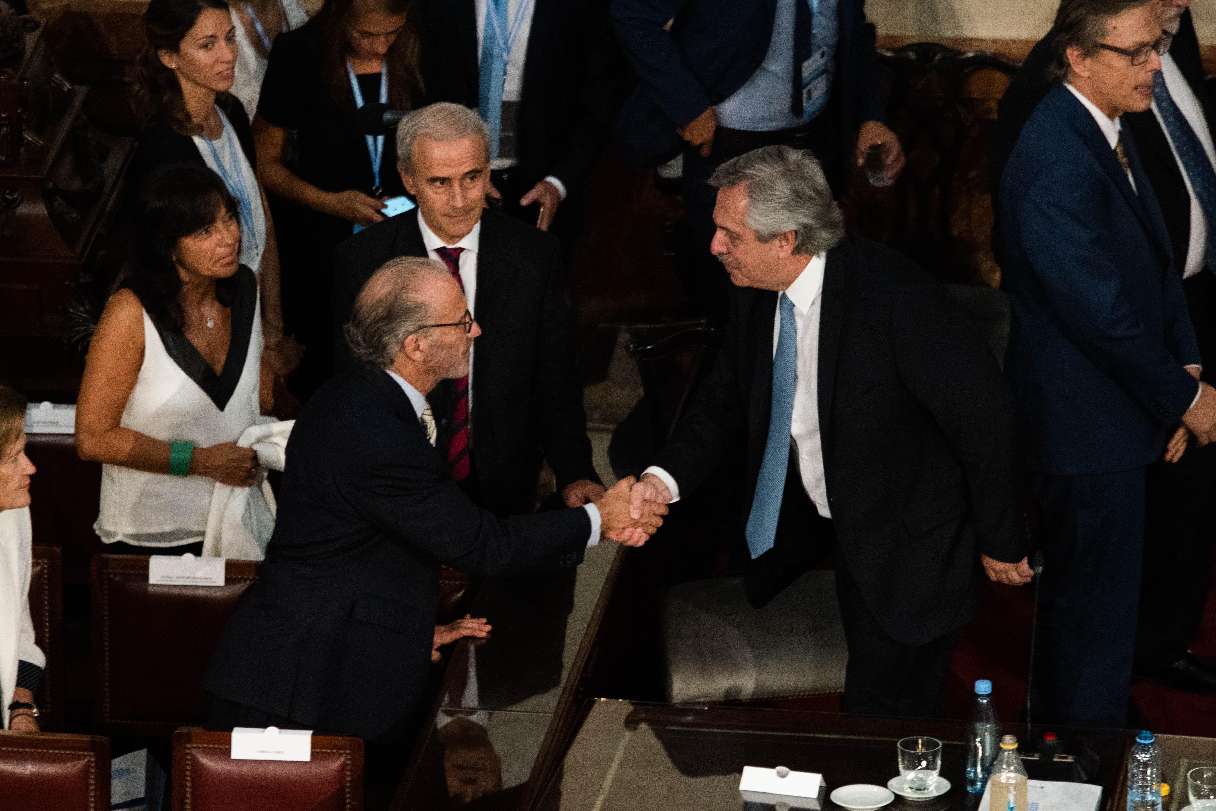 El Presidente saluda a Carlos Rosenkrantz, presidente de la Corte Suprema de Justicia