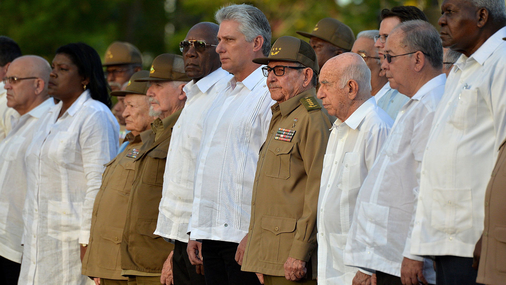 El presidente Miguel Díaz-Canel y Raúl Castro, al centro, en una celebración del aniversario de la Revolución cubana (Yamil Lage/Pool via Reuters)