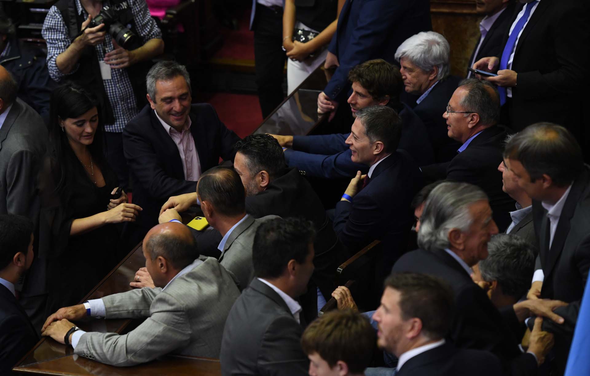 El intendente de Esteban Echeverría, Fernando Gray, junto a otros intendentes bonaerenses, presentes en el Congreso