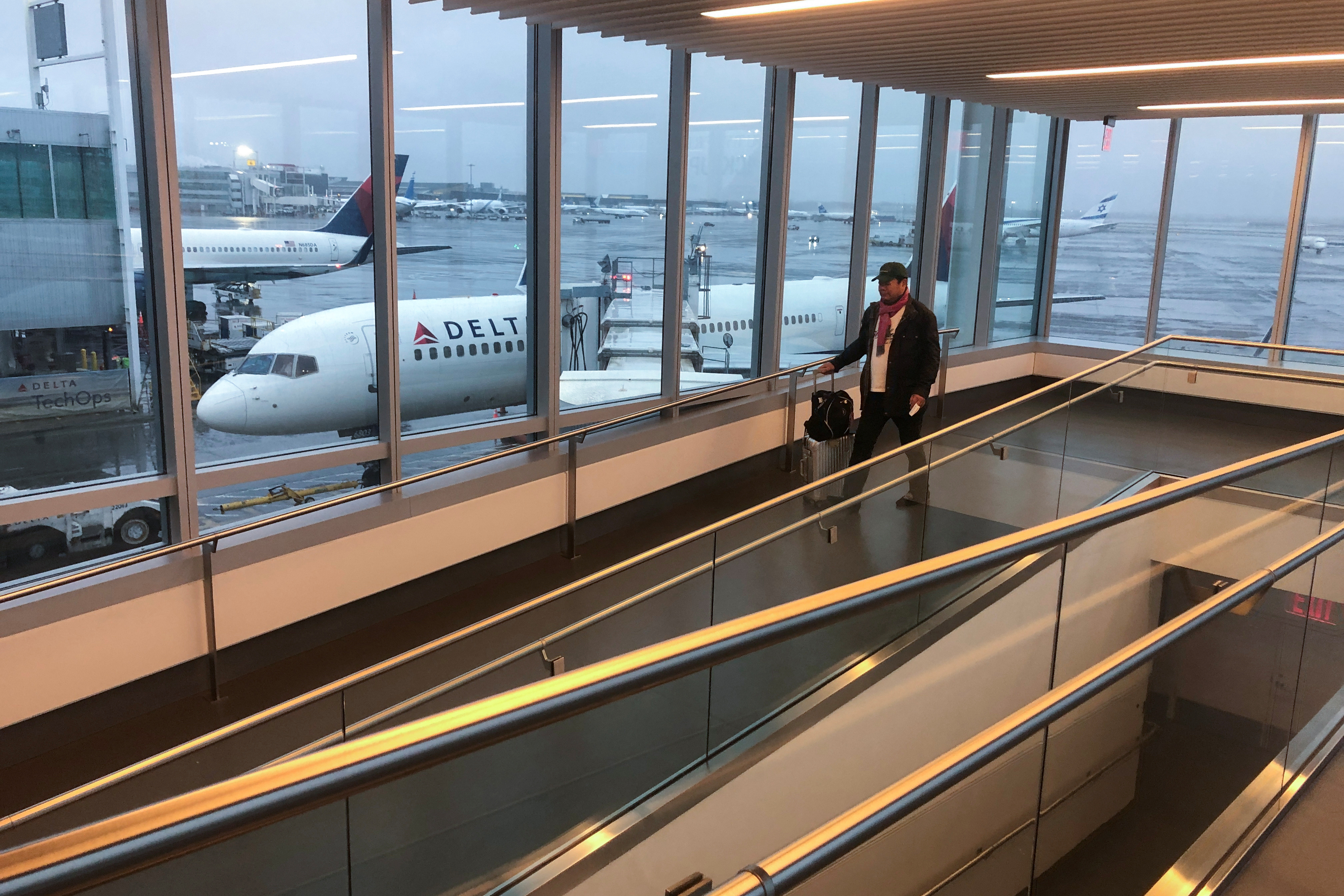 Un viajero se prepara para abordar un vuelo de Delta a San Francisco, después de que se confirmaron otros casos de coronavirus en Nueva York, en el Aeropuerto Internacional JFK de Nueva York.. REUTERS/Shannon Stapleton