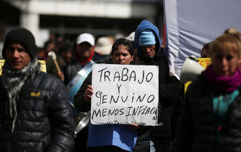 Una mujer sostiene un cartel que dice "Trabajo genuino y menos inflación" durante una protestarealizada en septiembre en Buenos Aires. Foto de archivo, 4 Sep 2019. REUTERS/Agustin Marcarian