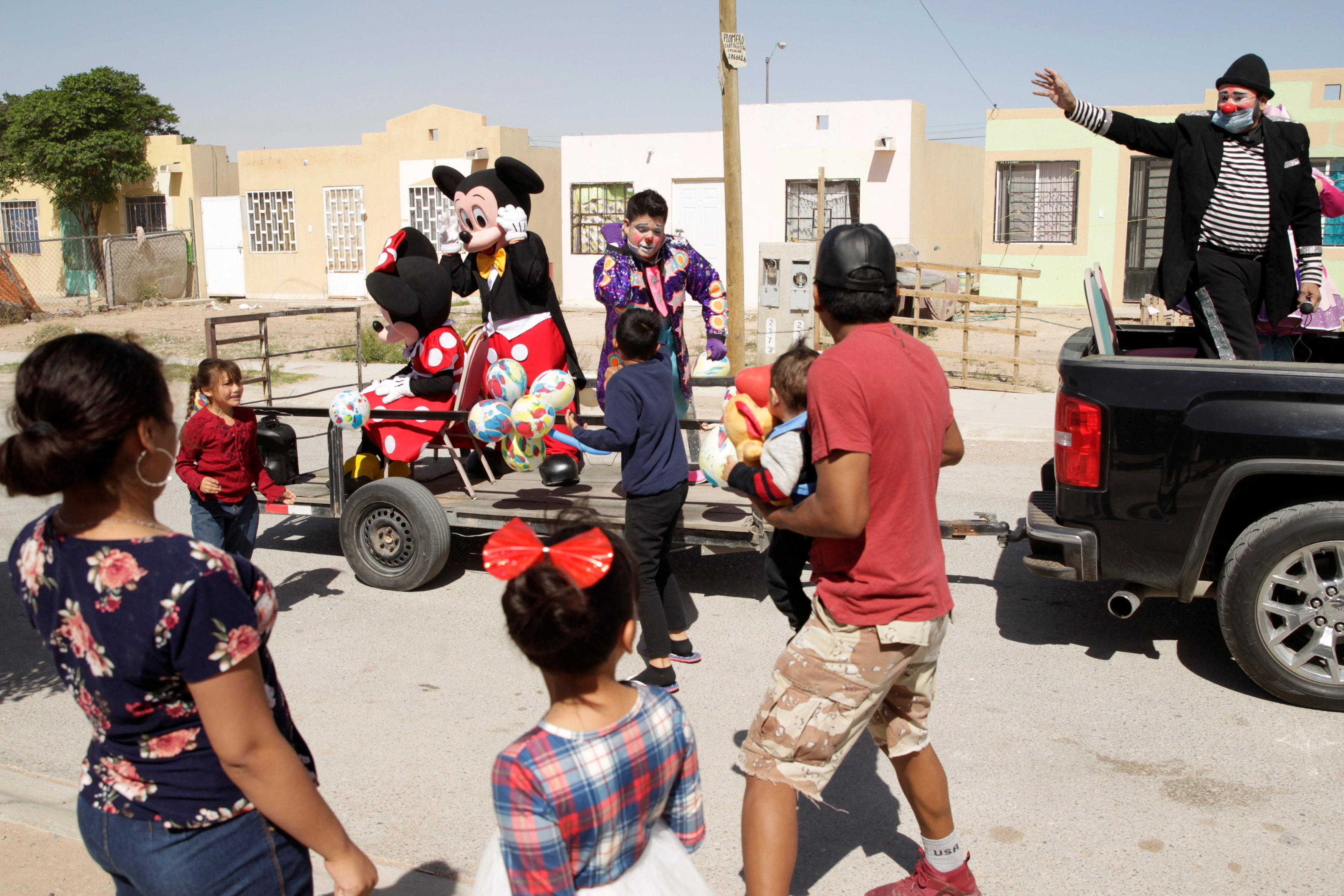 MÉXICO - En Ciudad Juarez un grupo de ciudadanos se disfrazaron para entretener a los más chicos durante la cuarentena que rige en esa nación y en este Domingo de Pascuas