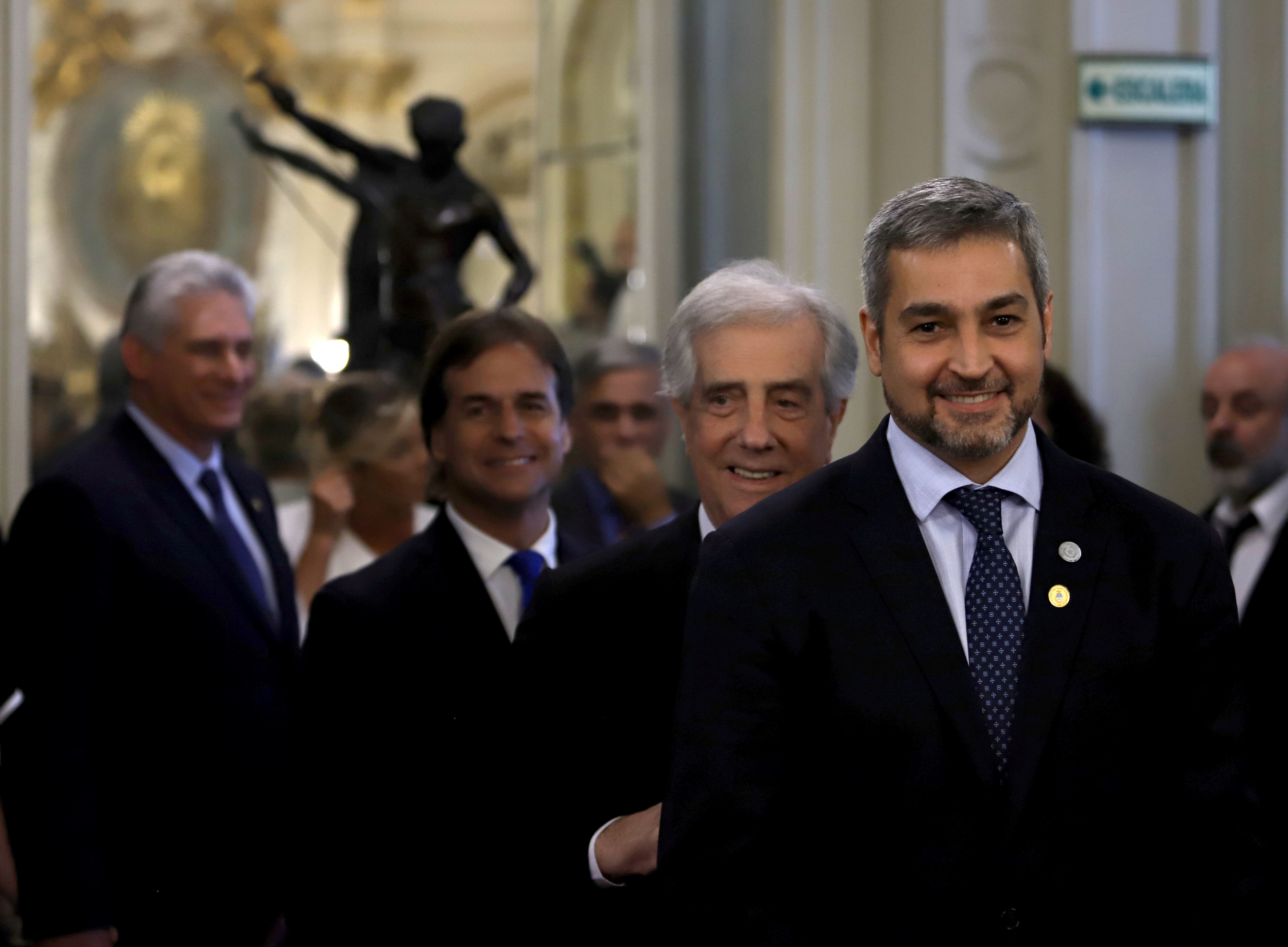 El presidente de Paraguay Mario Abdo Benitez. Detrás, su par de Uruguay Tabare Vazquez y su sucesor electo Luis Lacalle Pou (Reuters)