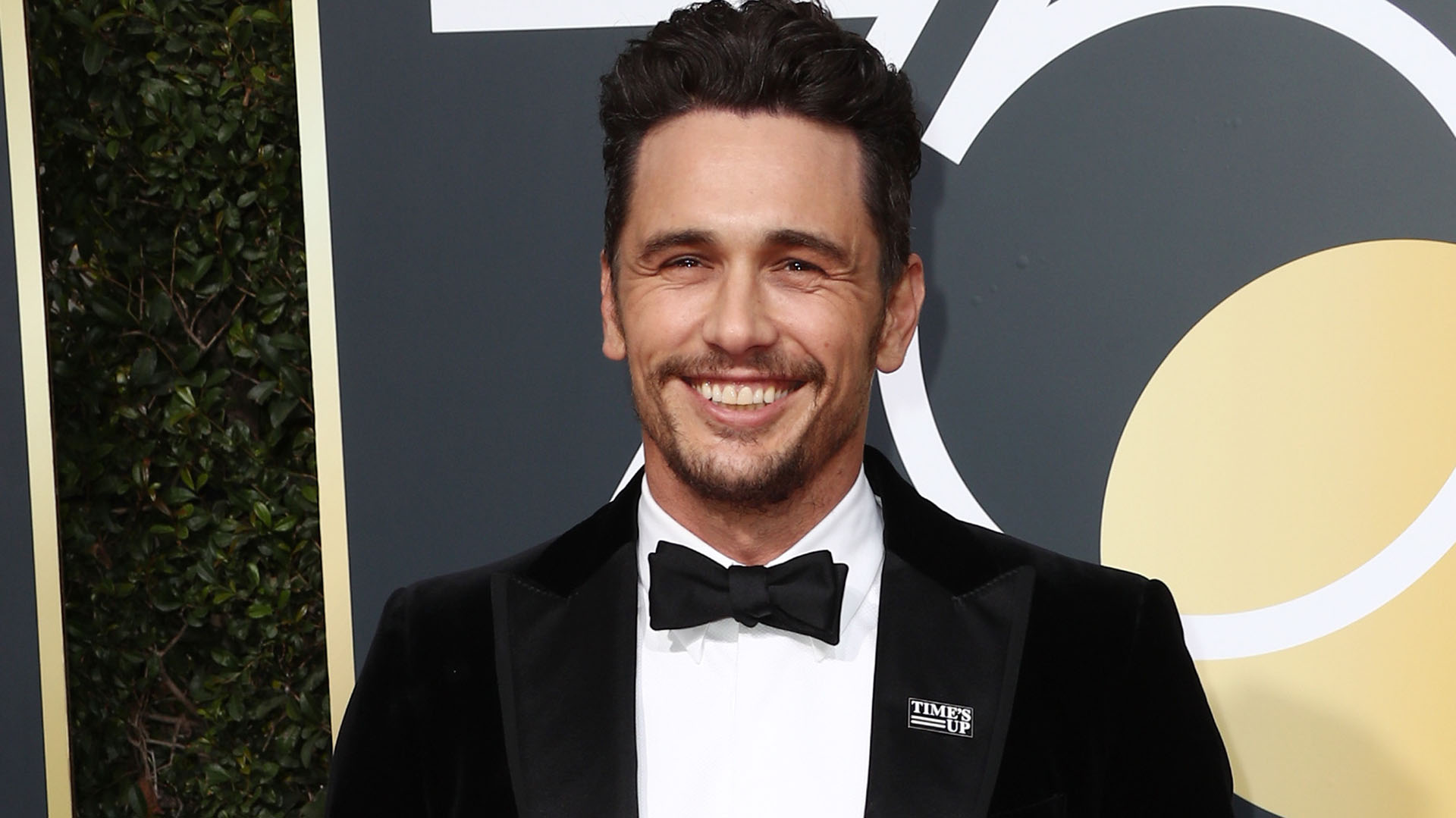 James Franco fue criticado por aparecer en los Globos de Oro de 2018 con un pin con el logo Time's Up, creado por las actrices de Hollywood para luchar contra el acoso sexual, en medio de acusaciones en su contra