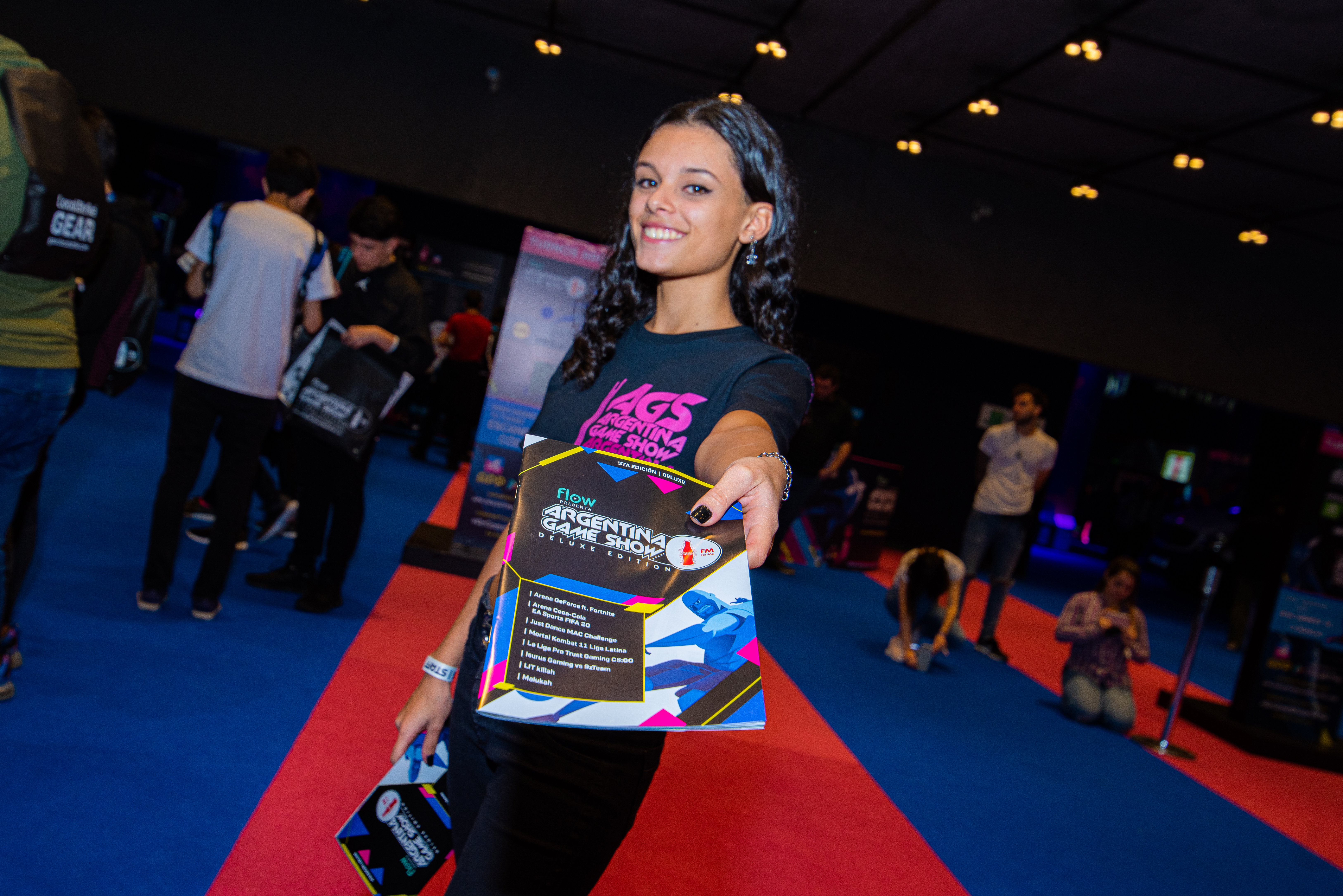 Entrega de la Argentina Game Show Magazine a los visitantes