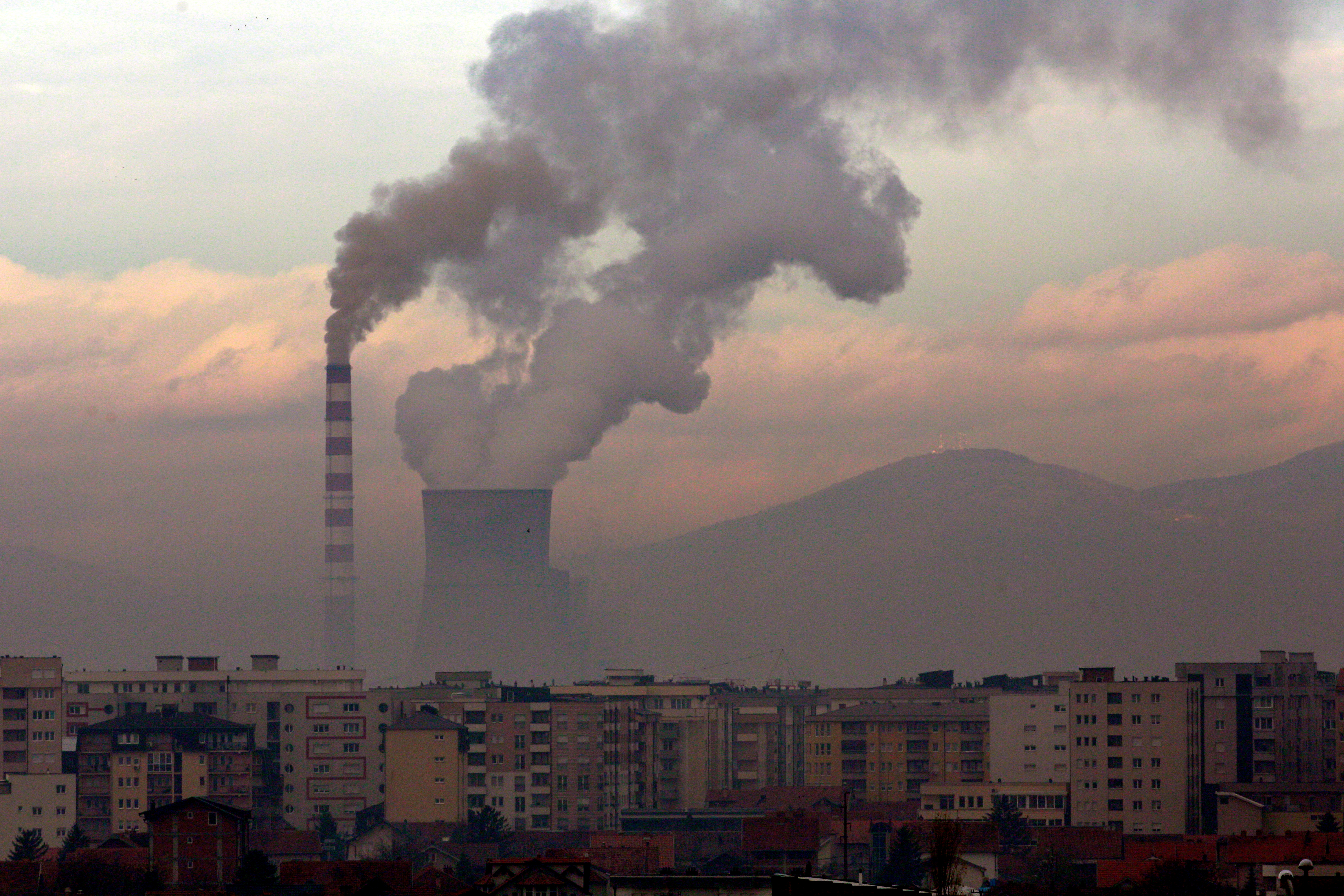 El apagado de chimeneas fabriles empezó a cambiar los mapas satelitales de contaminación del medioambiente (REUTERS/Ognen Teofilovski)