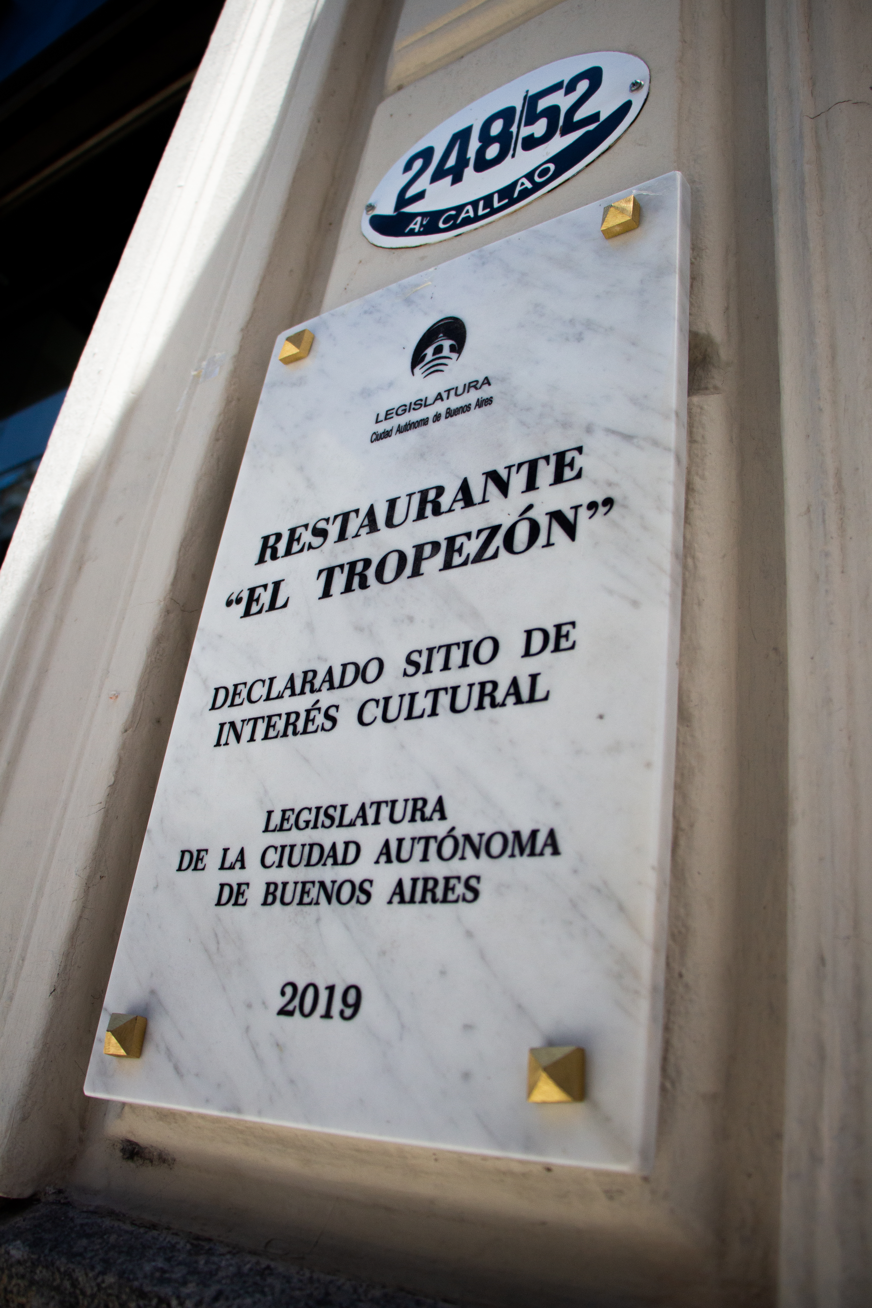 La placa fue colocada en el exterior del restaurante y busca que aquellos que transitan a diario miren con