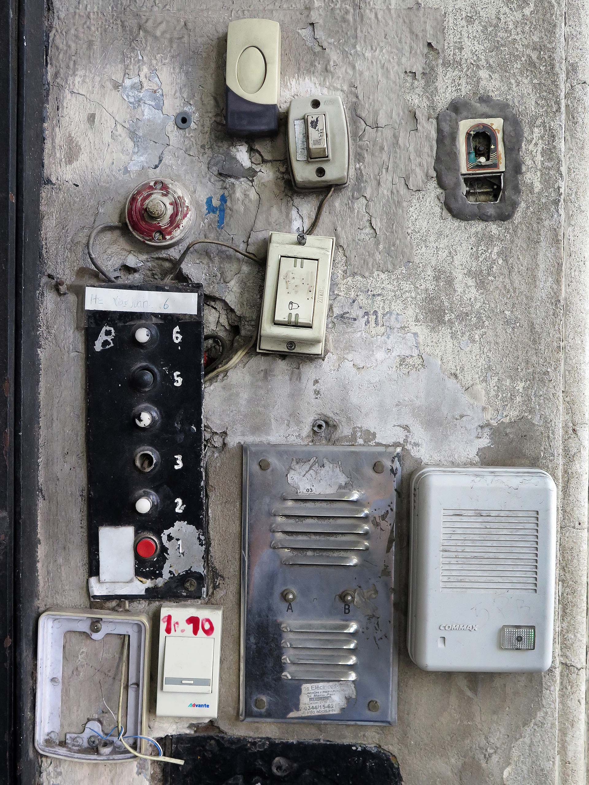 La foto de un pedazo de pared en la avenida Hipólito Yrigoyen frente la Facultad de Psicología: