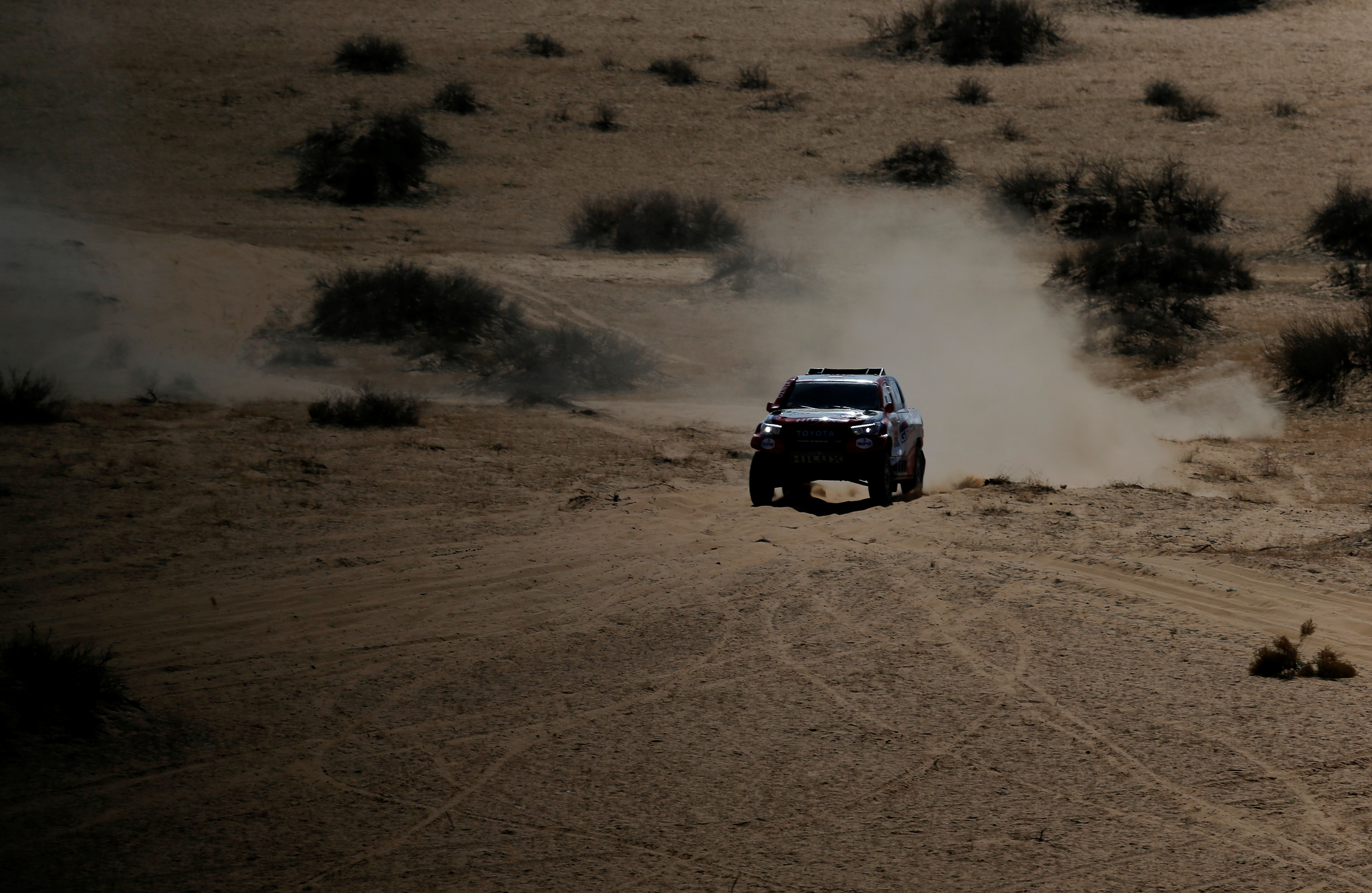 El español Carlos Sainz (Mini) se adjudicó este jueves la quinta etapa del Dakar, disputada entre Al Ula y Hail, en Arabia Saudita, y consolida de este modo su primer puesto en la clasificación general. En cambio, el español Fernando Alonso (Toyota) terminó en la séptima posición, a 12 minutos y 23 segundos de su compatriota