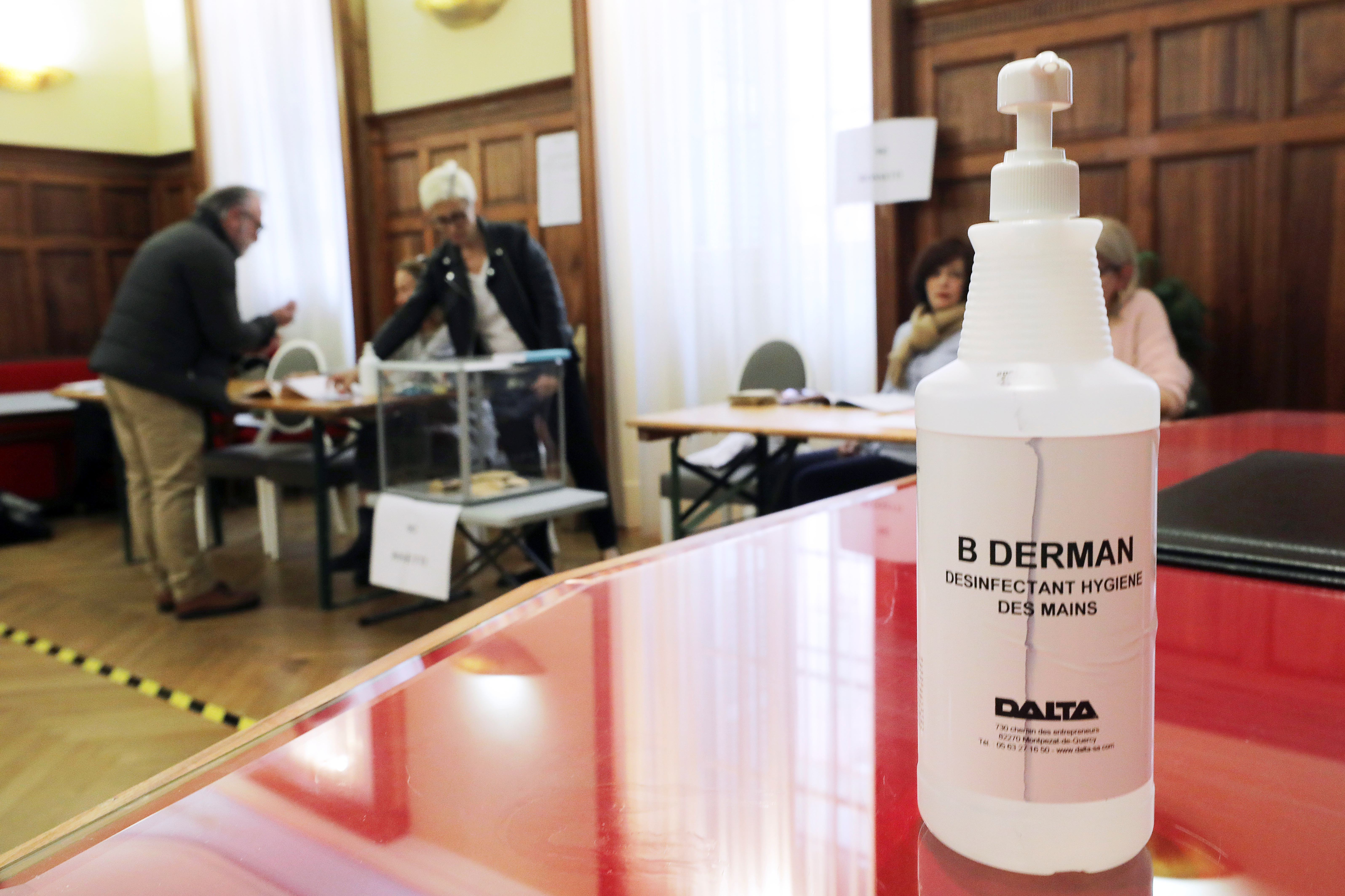 El alcohol en gel, presente en todas las mesas de votación (Reuters)