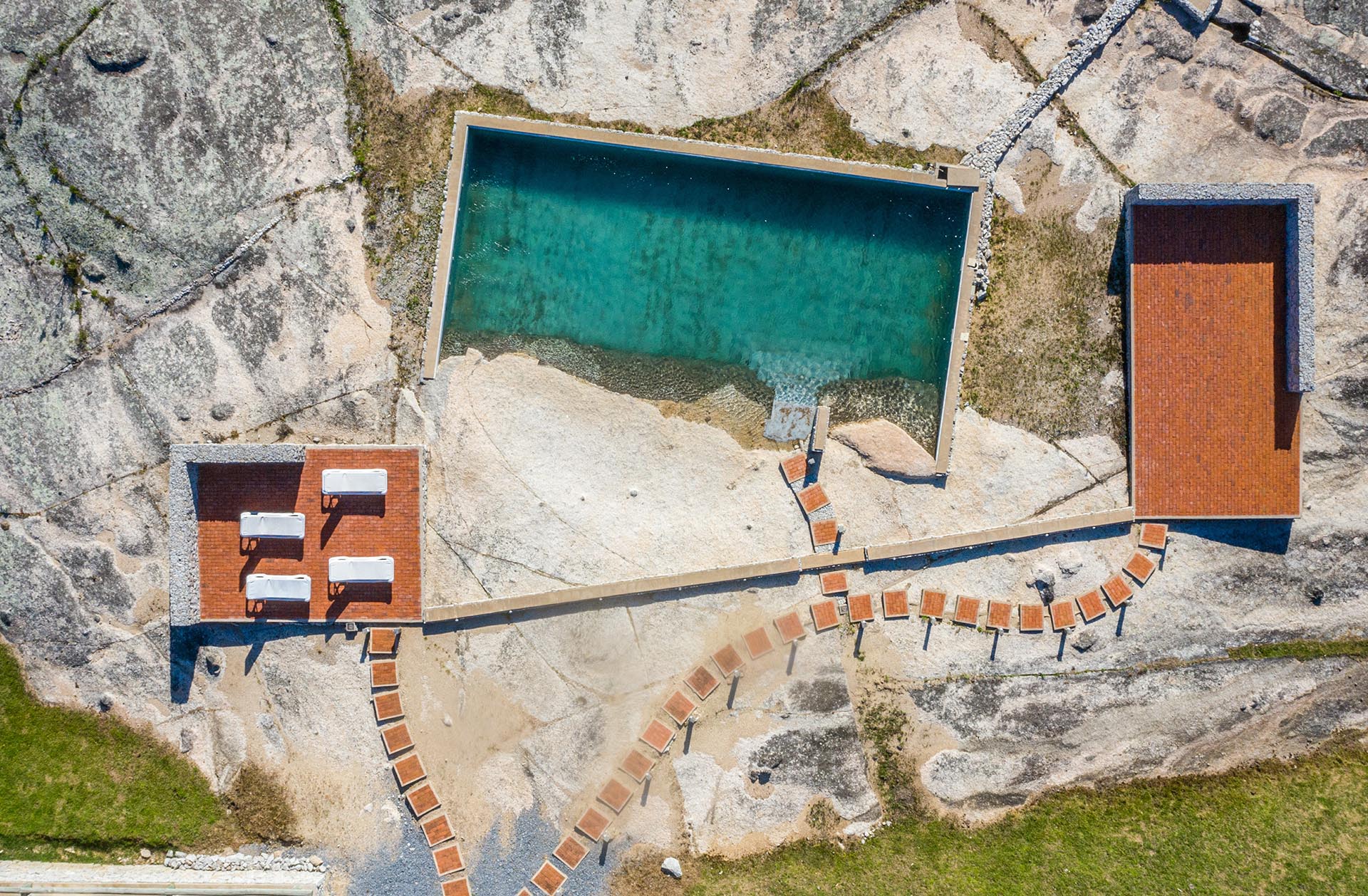 La casa está situada en un campo privado de 107 hectáreas, construida en armonía con las colinas y sobre terrazas naturales