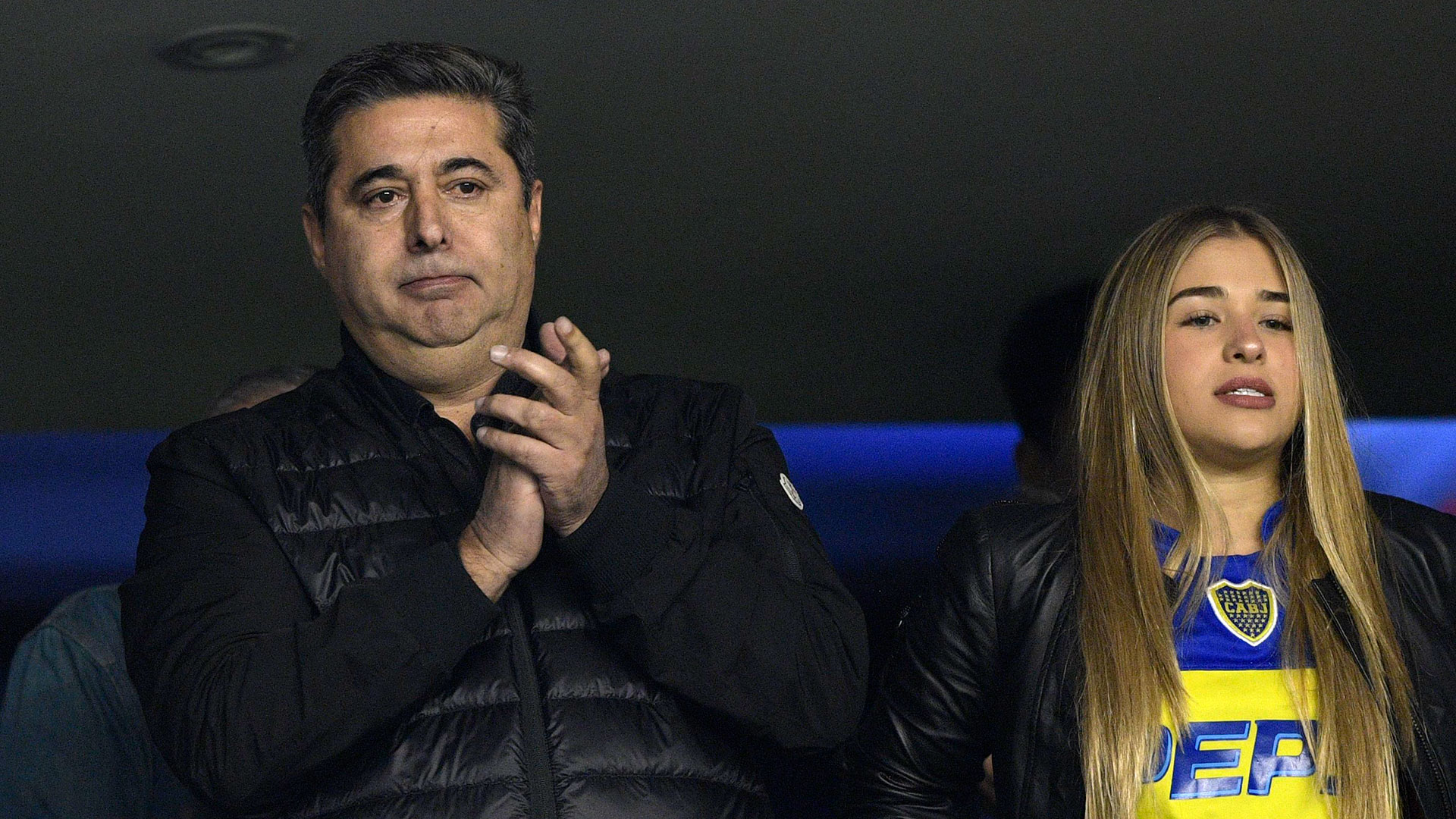 Daniel Angelici viendo el partido desde el palco oficial