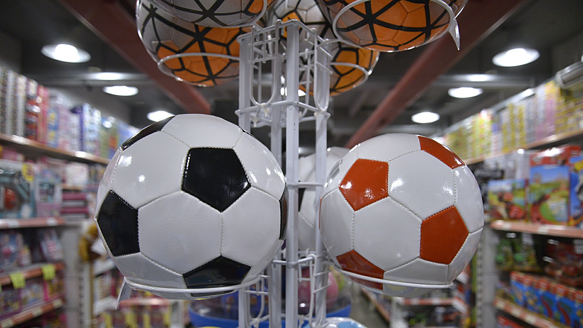 Los siempre presentes balones de fútbol y diversos deportes. Los juguetes favorecen el desarrollo físico de los niños, ya que ayudan en su coordinación y en que puedan desarrollar habilidades motoras