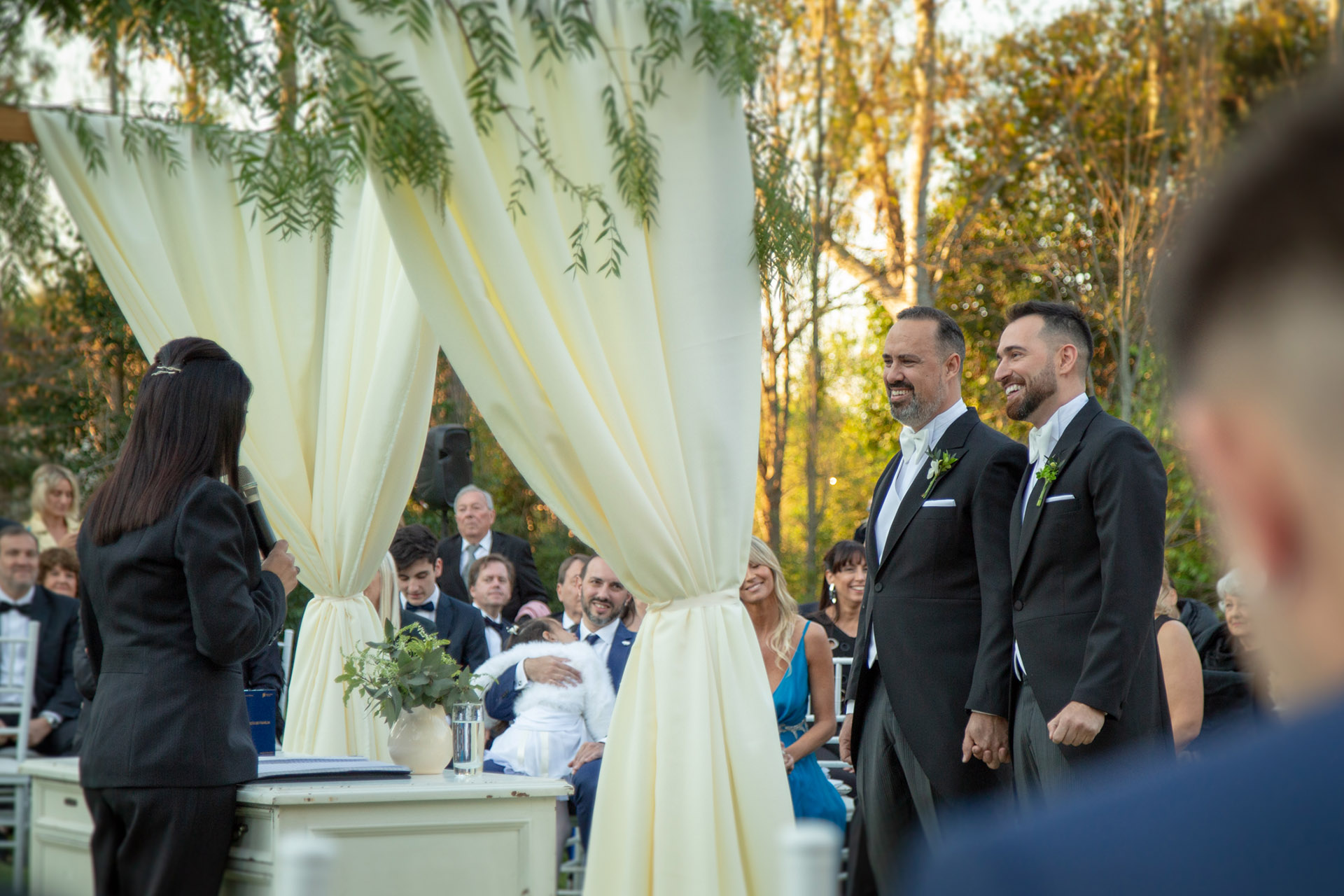 La pareja durante la ceremonia: en el altar los esperaban seis testigos, tres por cada uno de los novios. Por parte de Nicolás, sus amigas Rocío Surgeoliver, Catalina Iannone y el diseñador Benito Fernández. De parte de Charly, su hermana Andrea Ronco y sus amigos, Julio Faldin y Soledad Solaro