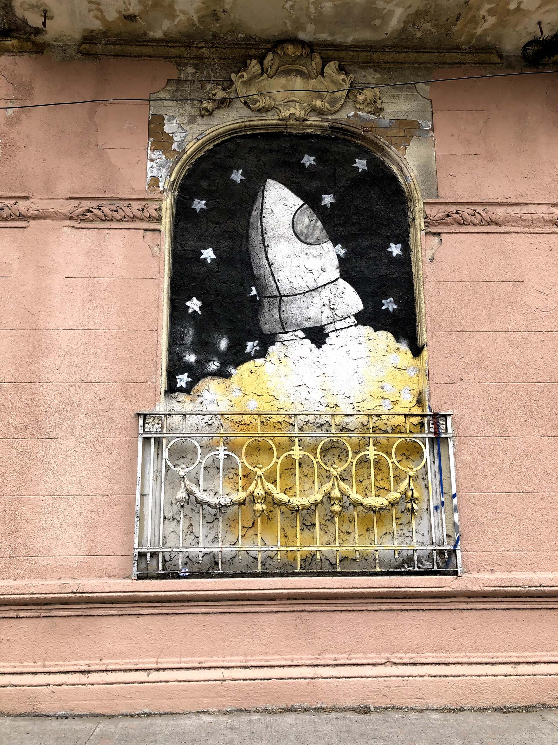 La pared espacial del cruce de la Avenida Belgrano y Castro Barros.
