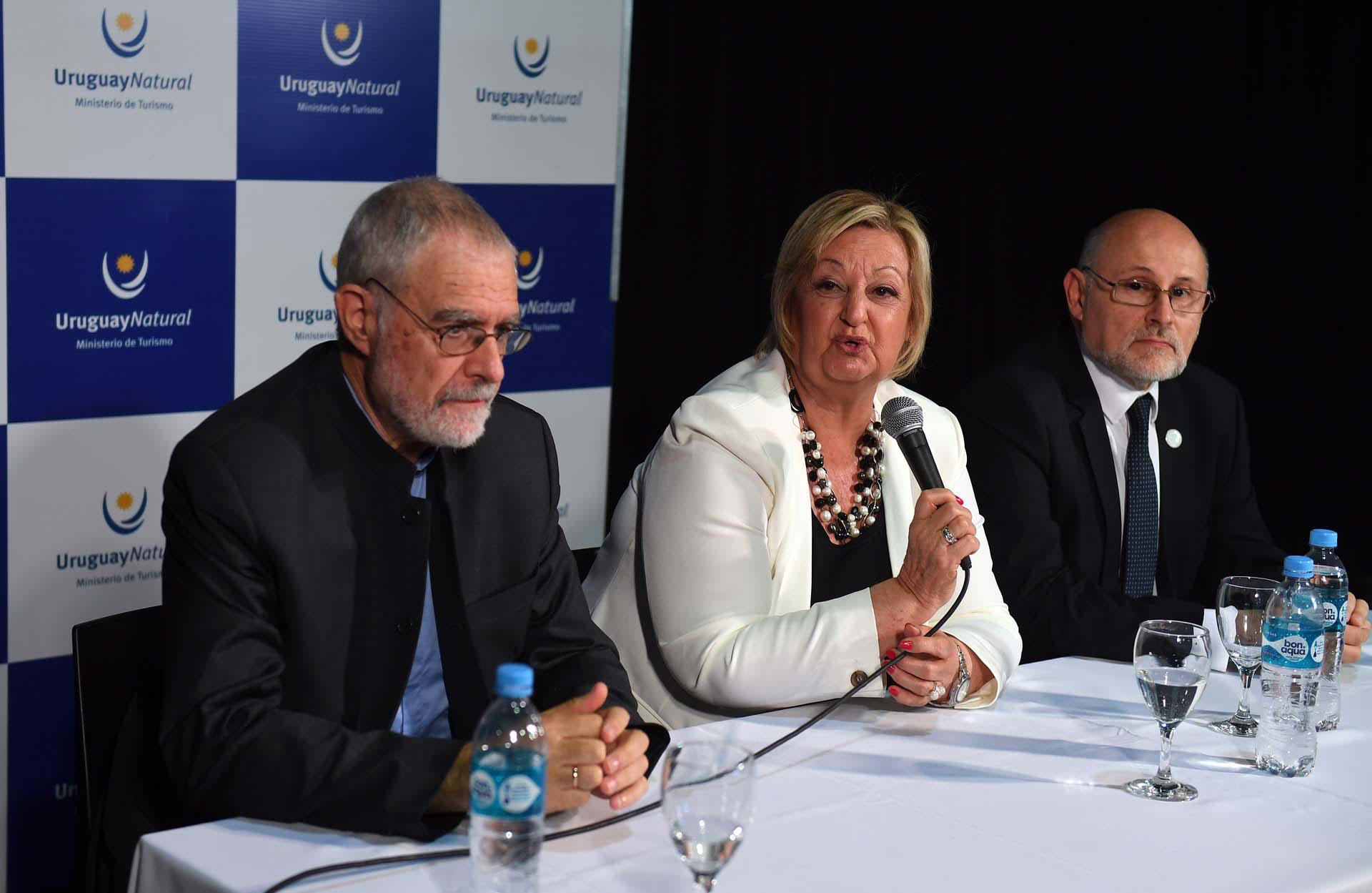 La ministra de Turismo, Lilian Kechichian, junto al viceministro, Benjamín Liberoff, y al presidente de la Cámara Uruguaya de Turismo (CAMTUR), Juan Martínez Escrich, contaron las últimas novedades y la ampliación de los beneficios fiscales para los visitantes, en una temporada en la que, pese a las dificultades que atraviesa la región, confían en tener una buena afluencia de turistas de su mayor mercado emisor: Argentina