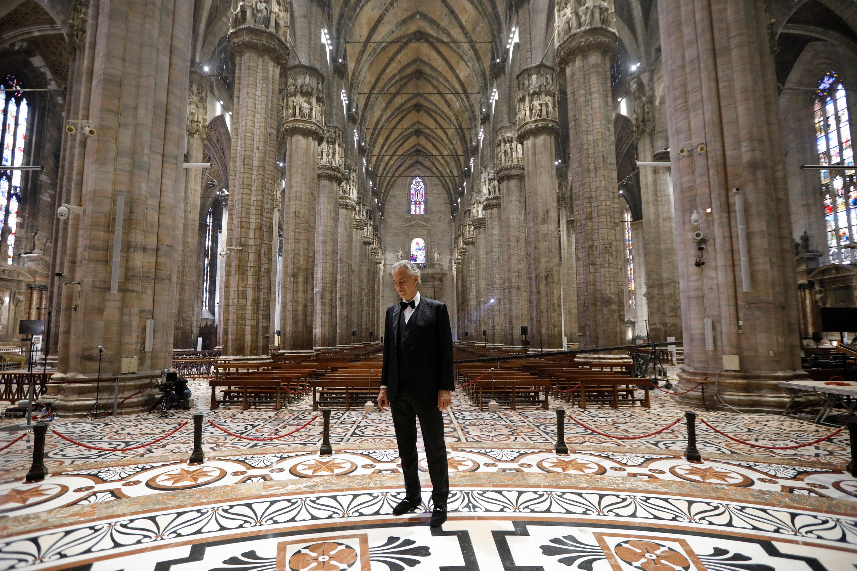 El reconocido cantante de ópera Andrea Bocelli cantó desde la Catedral de Milan en el evento