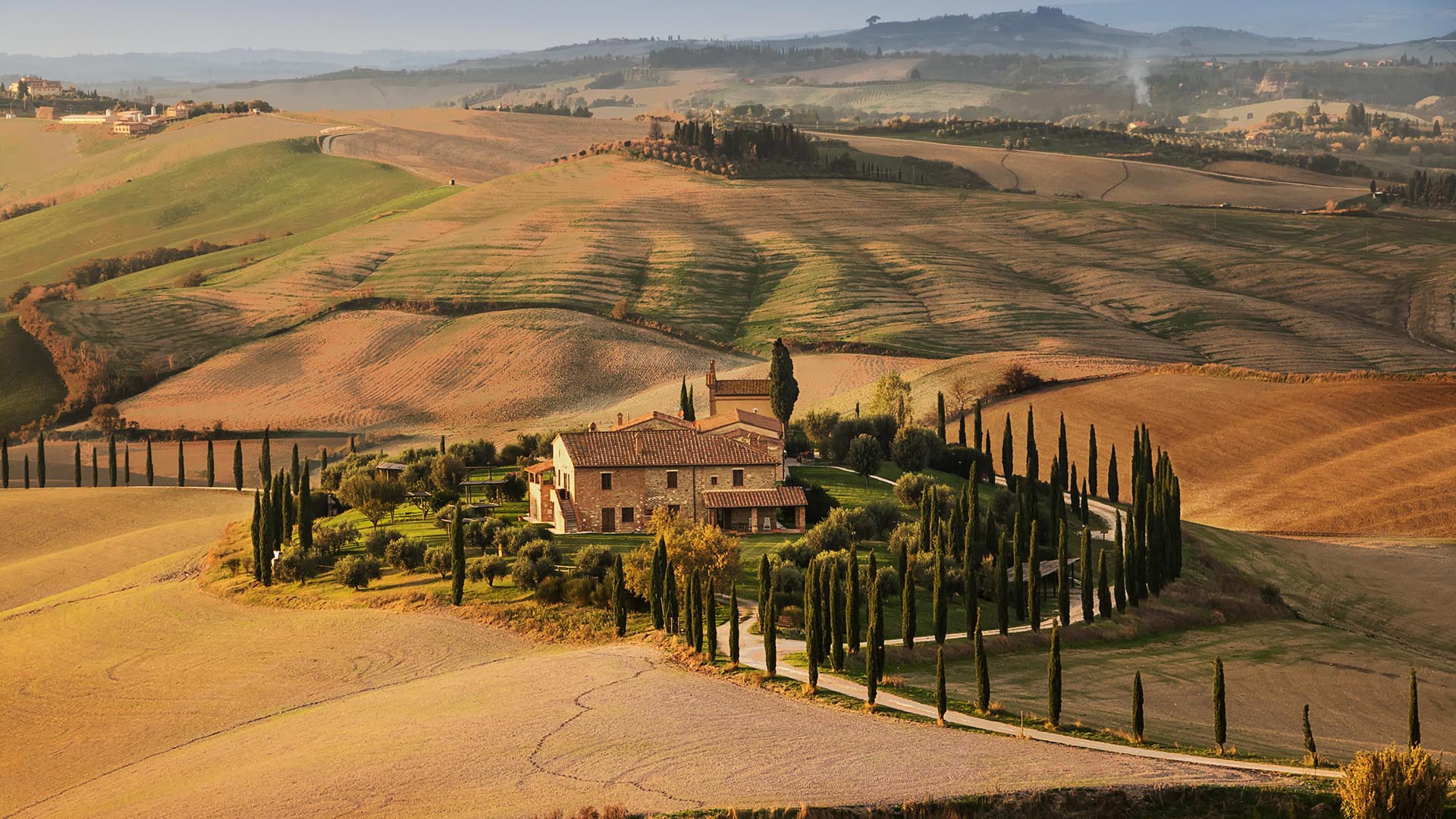Evita las multitudes de verano con una visita de invierno a la Toscana. Las vacaciones de ensueño comienzan por pasar unos días en Florencia: reservar una cena en el restaurante dirigido por Massimo Bottura, Gucci Osteria, en el centro de la ciudad y explorar las galerías Uffizi y Accademia prácticamente sin turistas