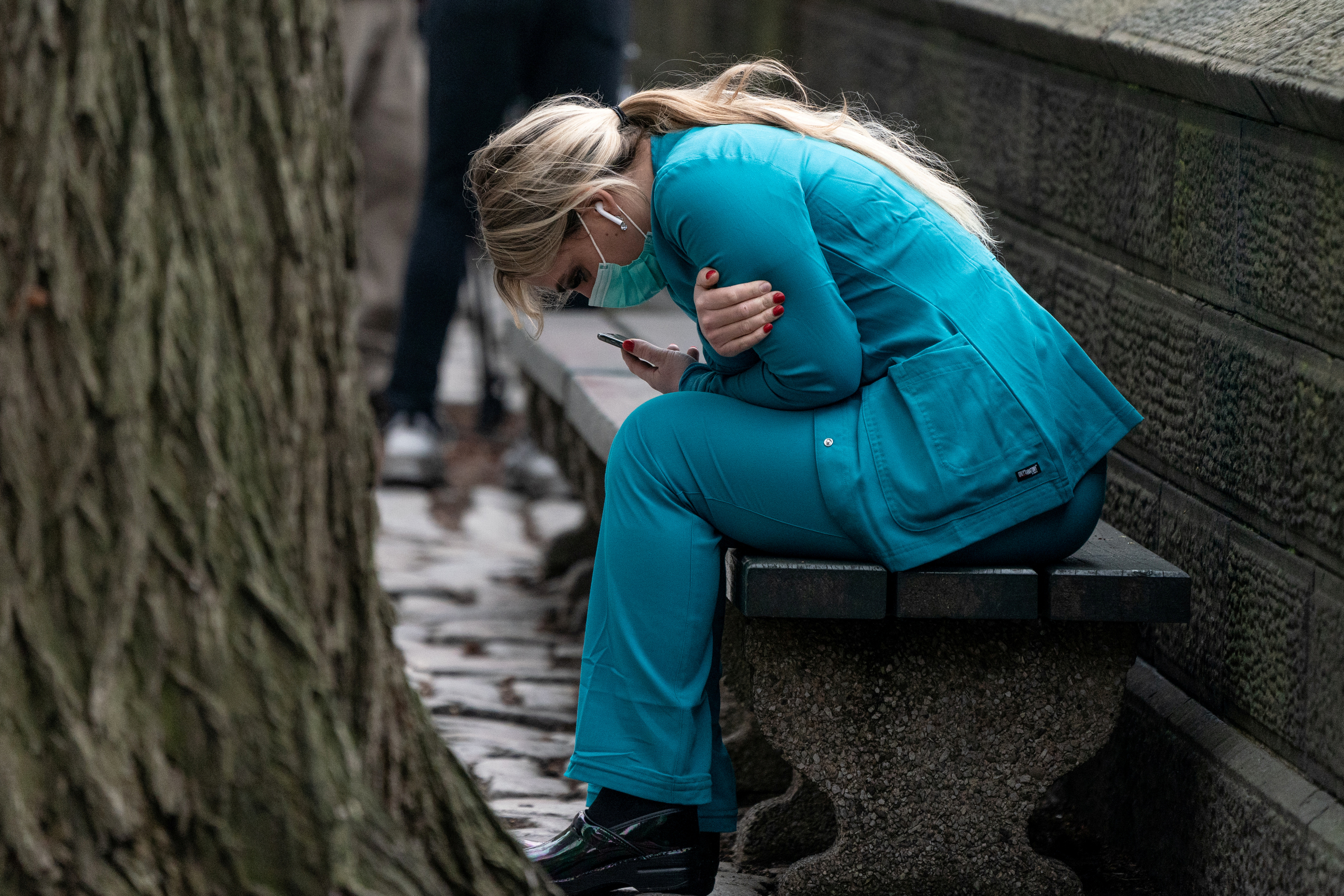 Una médica se lamenta por el triste panorama que observa en Nueva York (REUTERS/Jeenah Moon)
