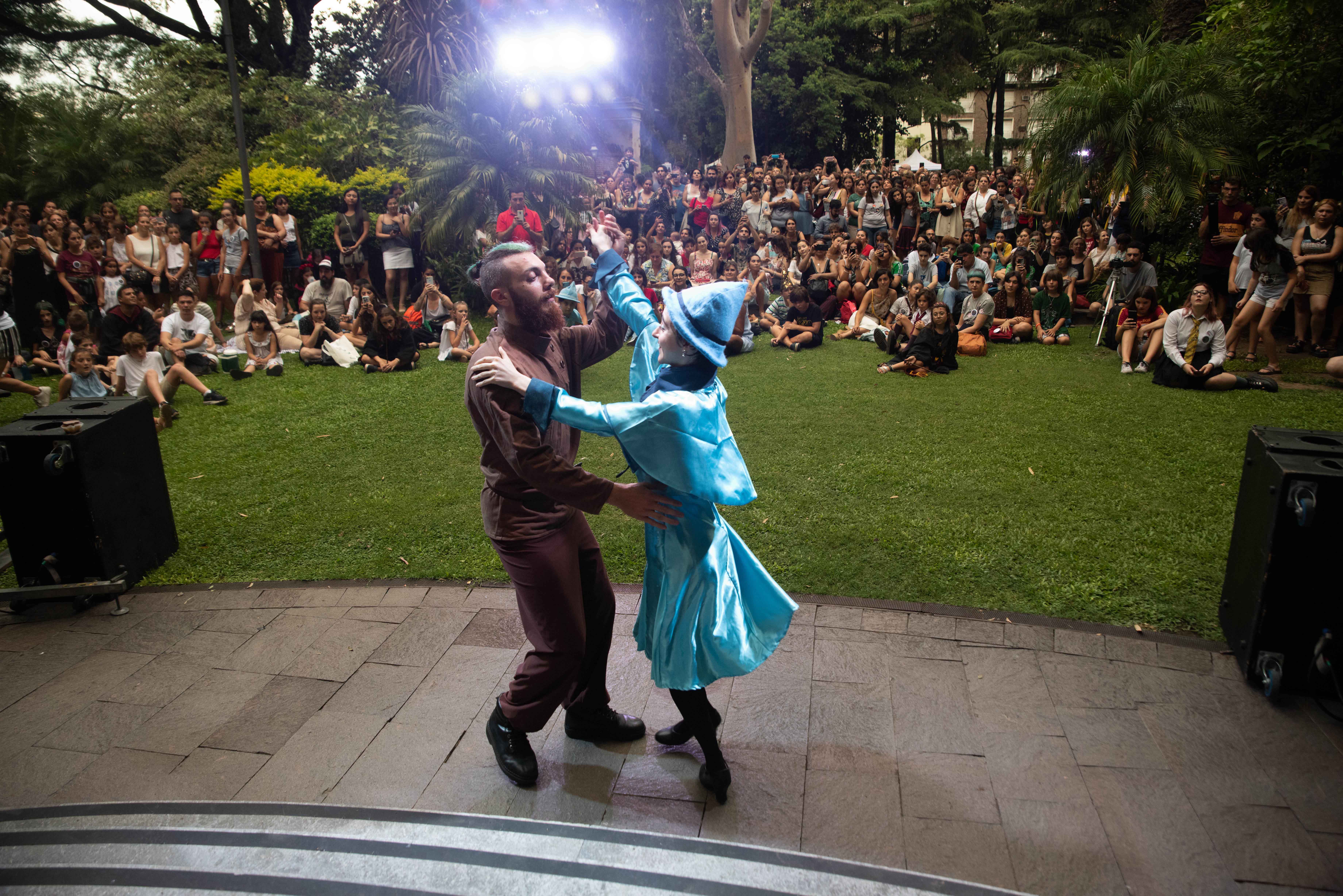 Por primera vez se realizó una demostración del baile de gala, entre los estudiantes de las tres escuelas participantes del Torneo de los Tres Magos, Beauxbatons, Durmstrang y Hogwarts