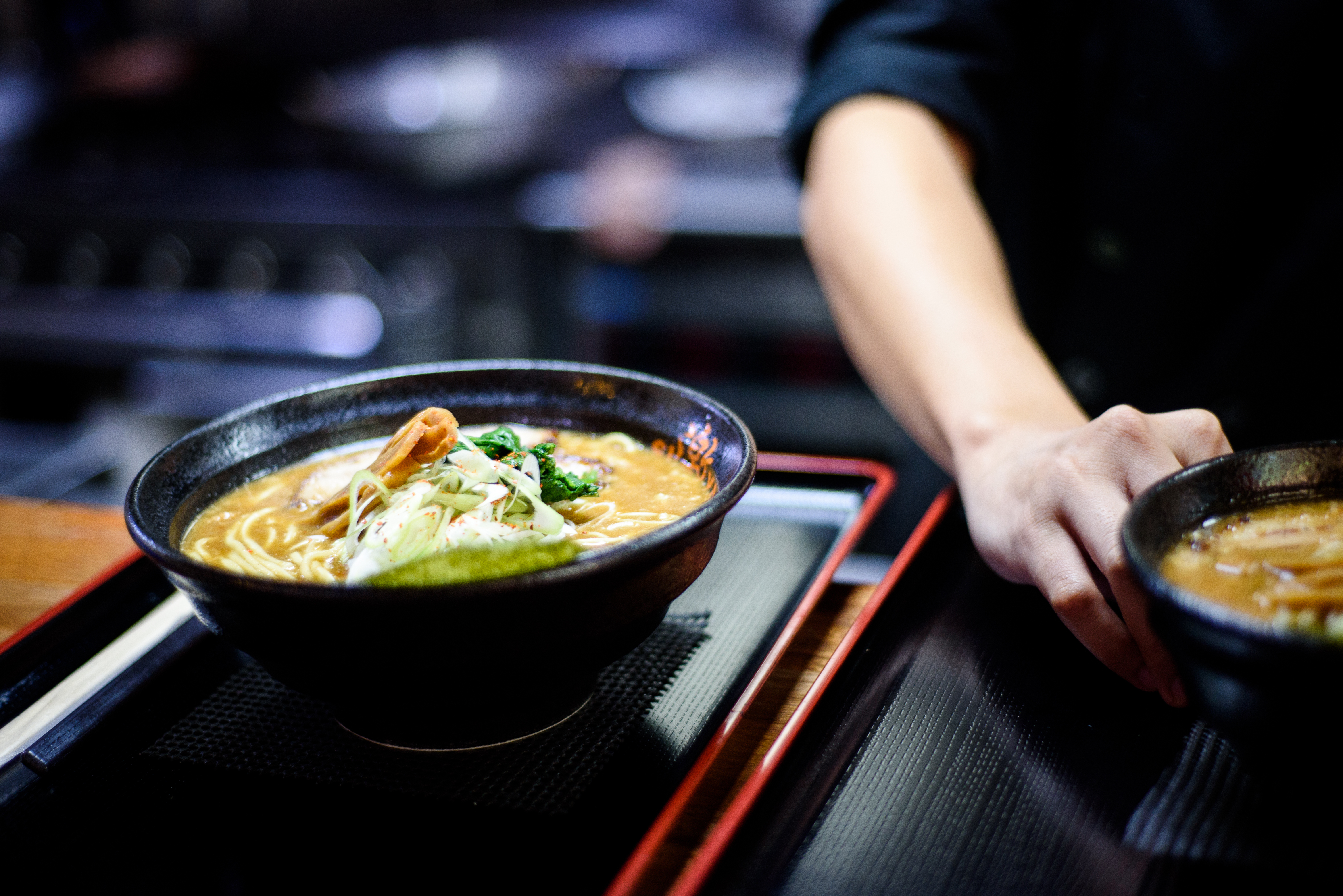 El ramen nació de la unión del fideo chino (men), caldo (dashi), salsa (tare), grasa y aceite, además de otros ingredientes