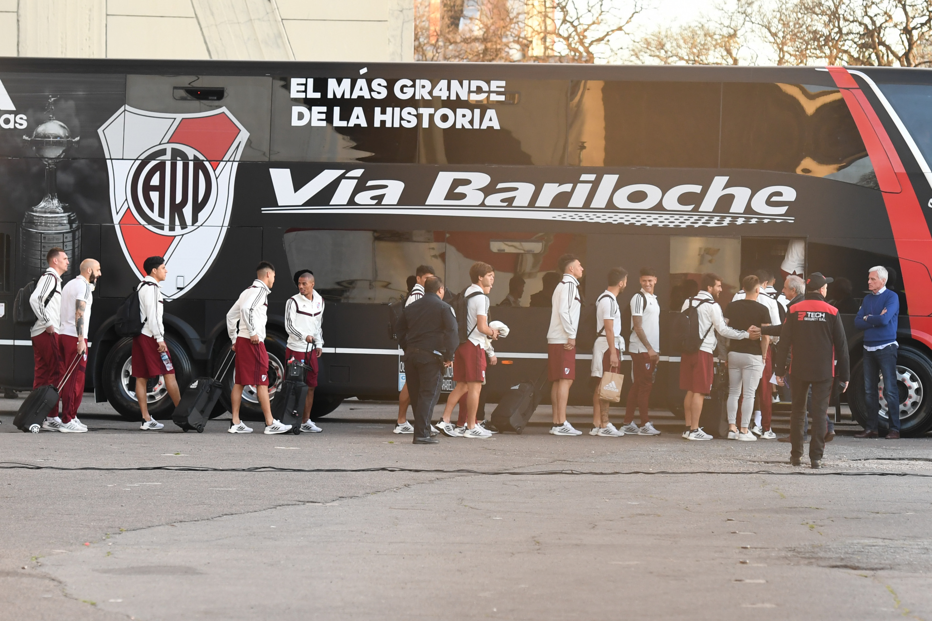 Cerca de la hora de partida, los jugadores salieron para saludar a la gente y subirse al vehículo
