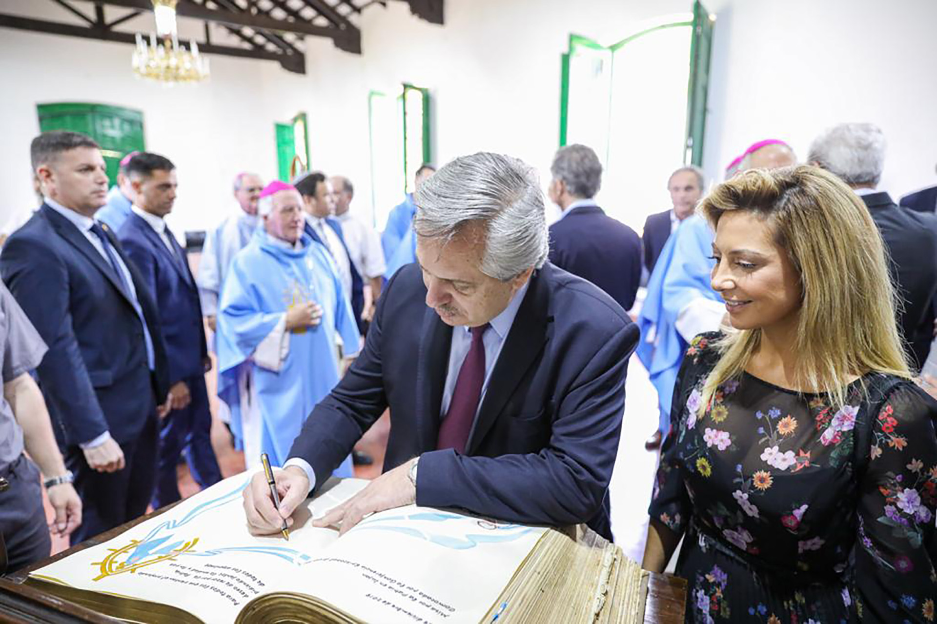 Alberto Fernández firmando el libro de visitantes ilustres de la Basílica de Luján